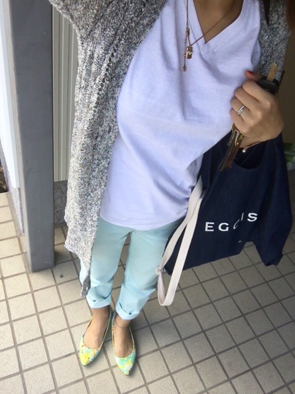 「EGOISTのアイテム（トートバッグ、ブルー系）」を使った、chimiさん（レディース・153cm）の春コーディネートの1枚目の写真