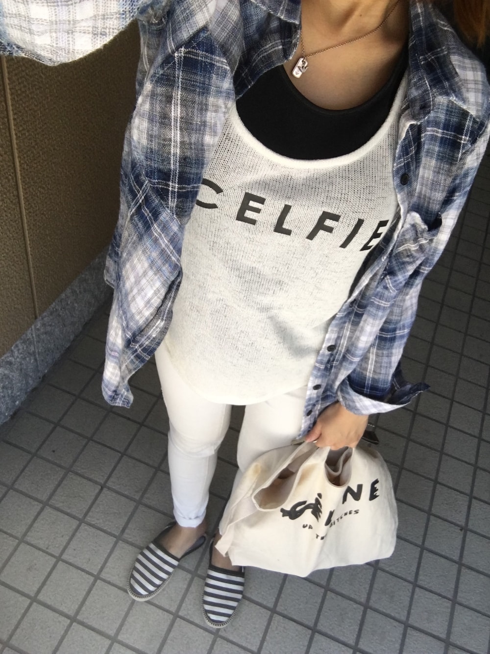 「チェックシャツ、ホワイト、カジュアル、ボーダー、パロディ」｜「H&Mのアイテム（タンクトップ、ホワイト系）」を使った、chimiさん（レディース・153cm）の春コーディネートの1枚目の写真