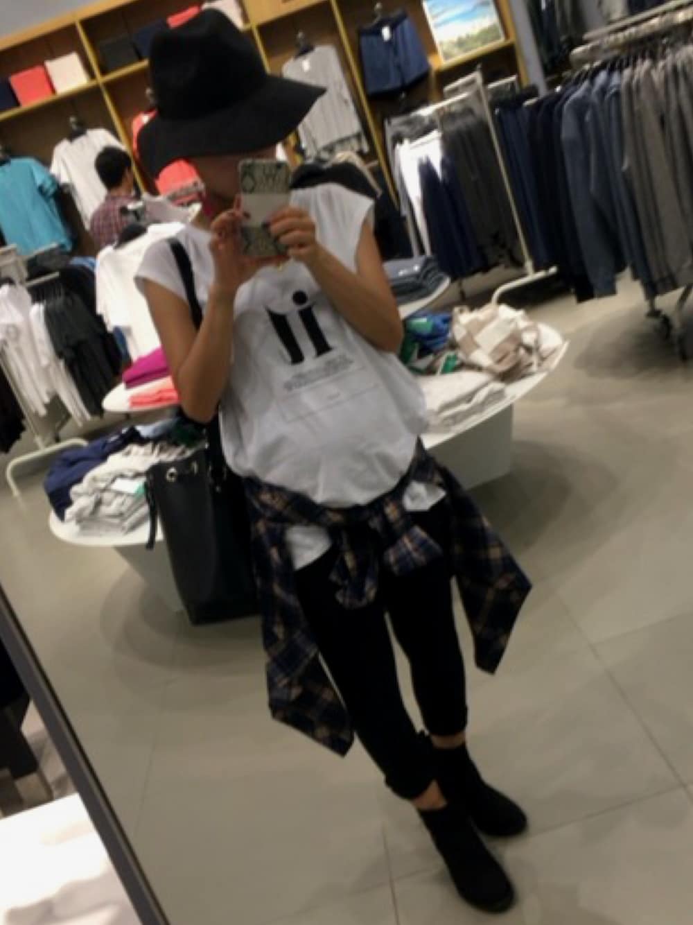 「シンプルコーデ、チェックシャツ、ハット」｜「ZARAのアイテム（Tシャツ/カットソー、ホワイト系）」を使った、chimiさん（レディース・153cm）の春コーディネートの1枚目の写真
