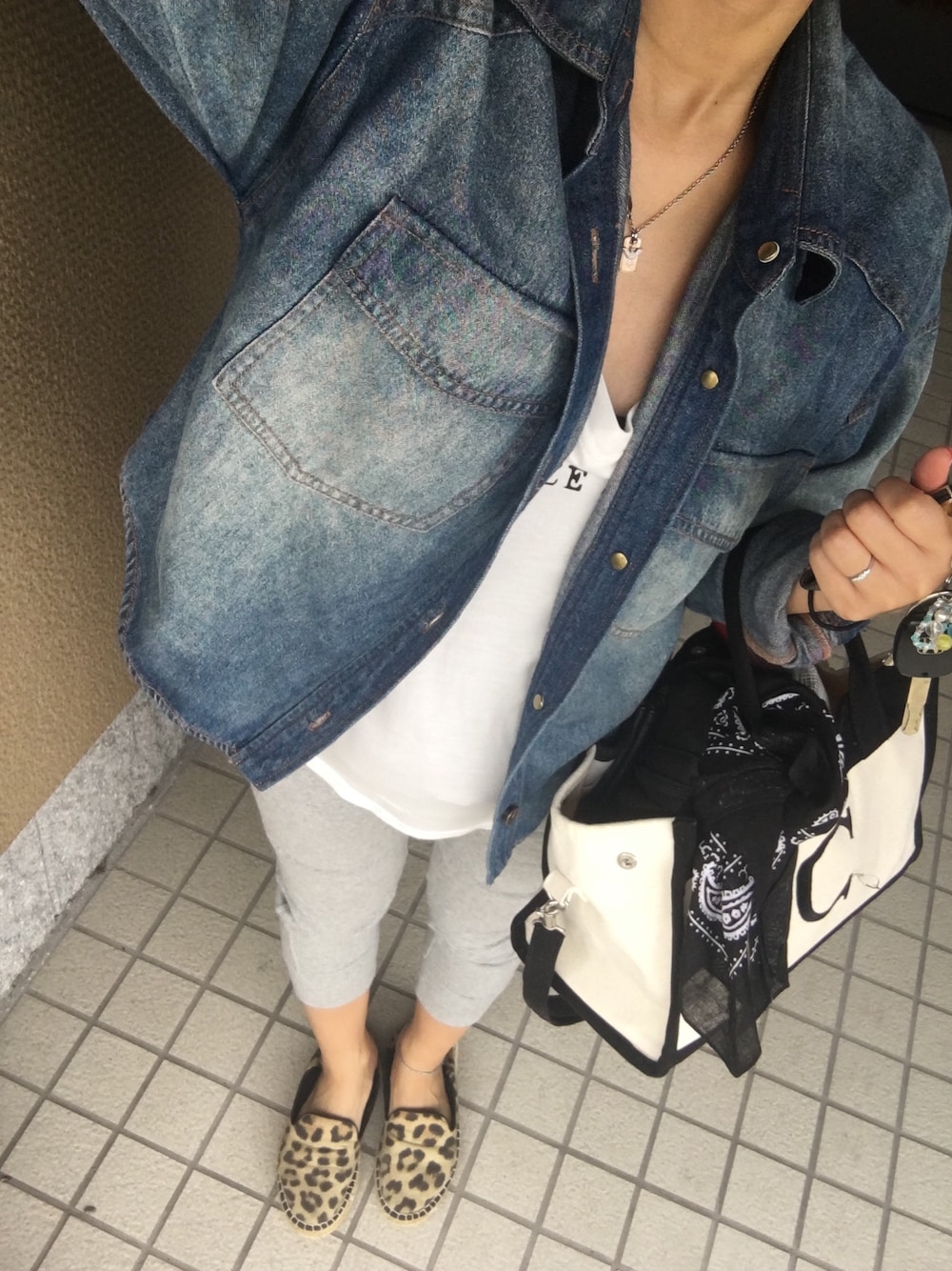 「カジュアル、シンプル、ダンガリーシャツ、ootd、レオパード、スウェット」｜「H&Mのアイテム（モカシン/デッキシューズ、イエロー系）」を使った、chimiさん（レディース・153cm）の春コーディネートの1枚目の写真