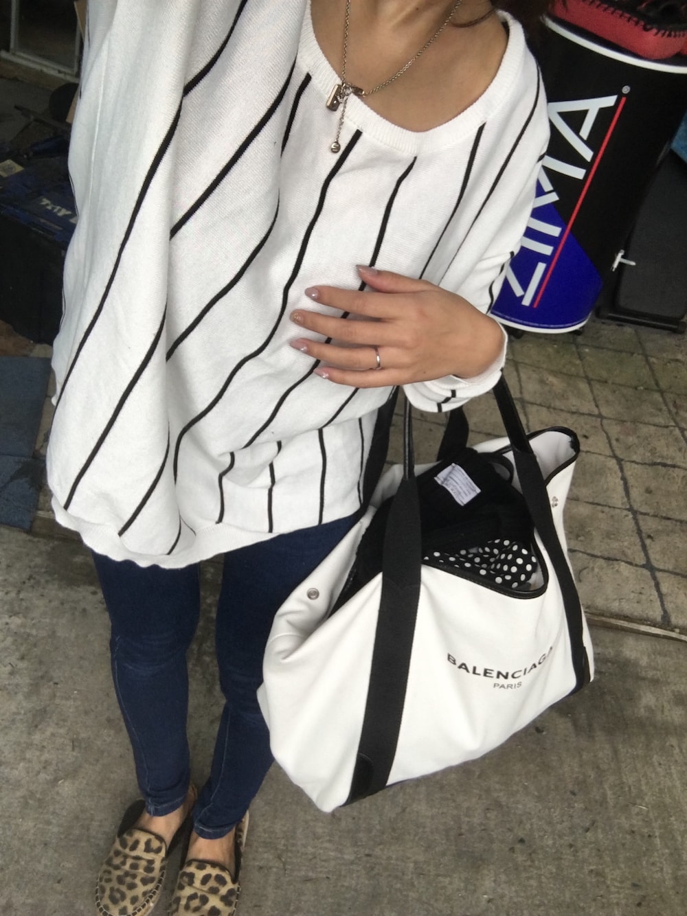 「ストライプ、デニム、トートバッグ、レオパード」｜「DURASのアイテム（Tシャツ/カットソー、ホワイト系）」を使った、chimiさん（レディース・153cm）の秋コーディネートの1枚目の写真