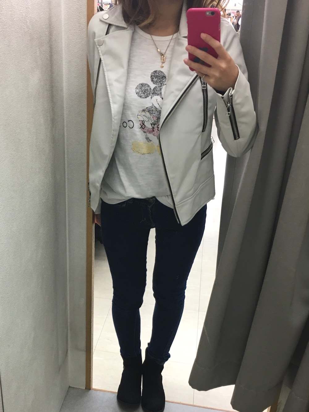 「ライダース、シンプル、キャラT、ミッキー、ブーツ、デニム」｜「H&Mの91039 (WM - 15 Muffa Boot)（ブーツ、ブラック系）」を使った、chimiさん（レディース・153cm）の冬コーディネートの1枚目の写真