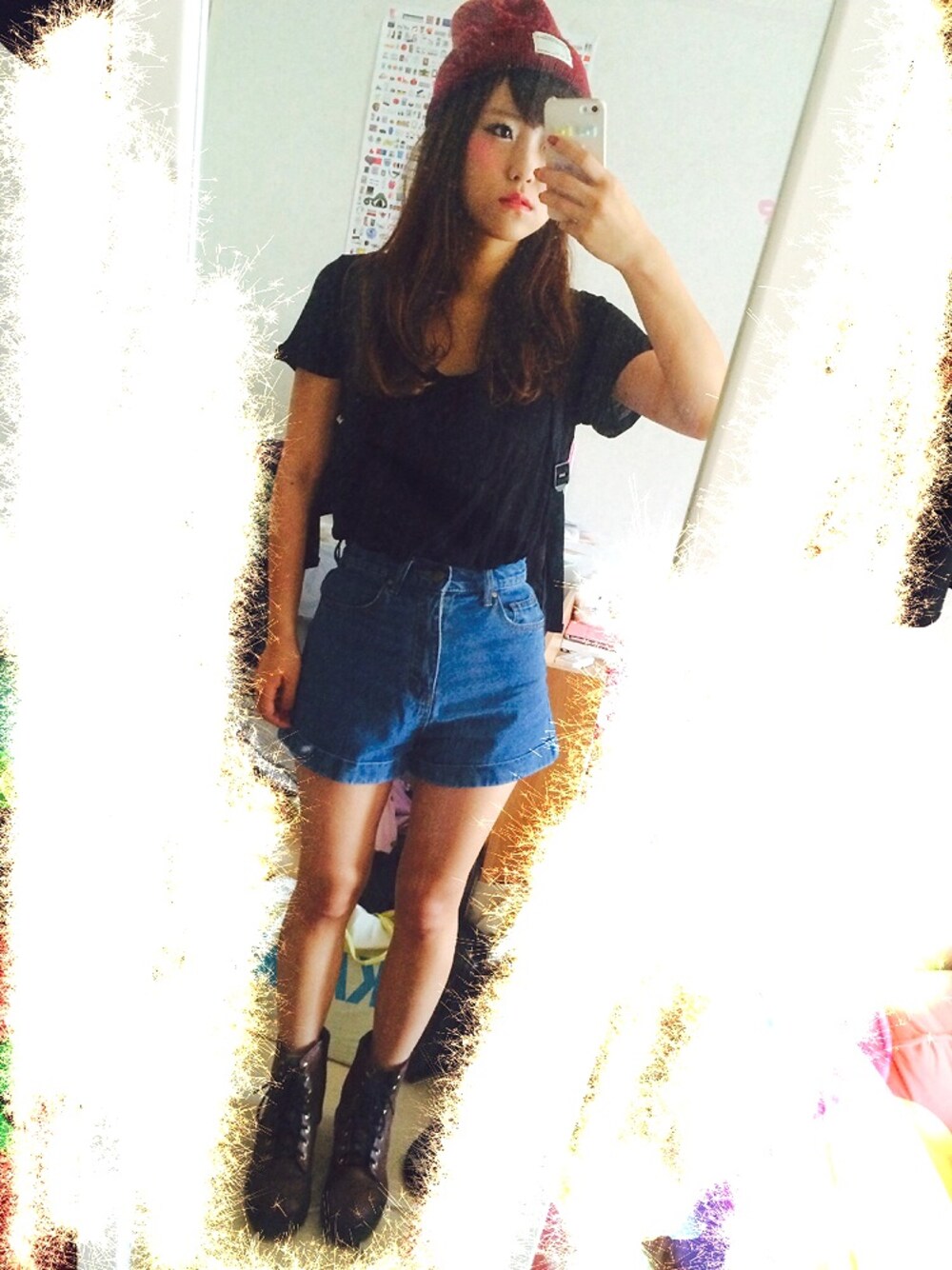 ブラック系のTシャツ/カットソー、ブルー系のデニムパンツ、ブラウン系のブーツを着用したレディースの春コーディネートの1枚目の写真