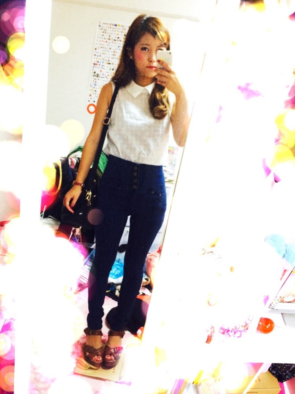 ホワイト系のシャツ/ブラウス、ブルー系のその他パンツを着用したレディースの夏コーディネートの1枚目の写真