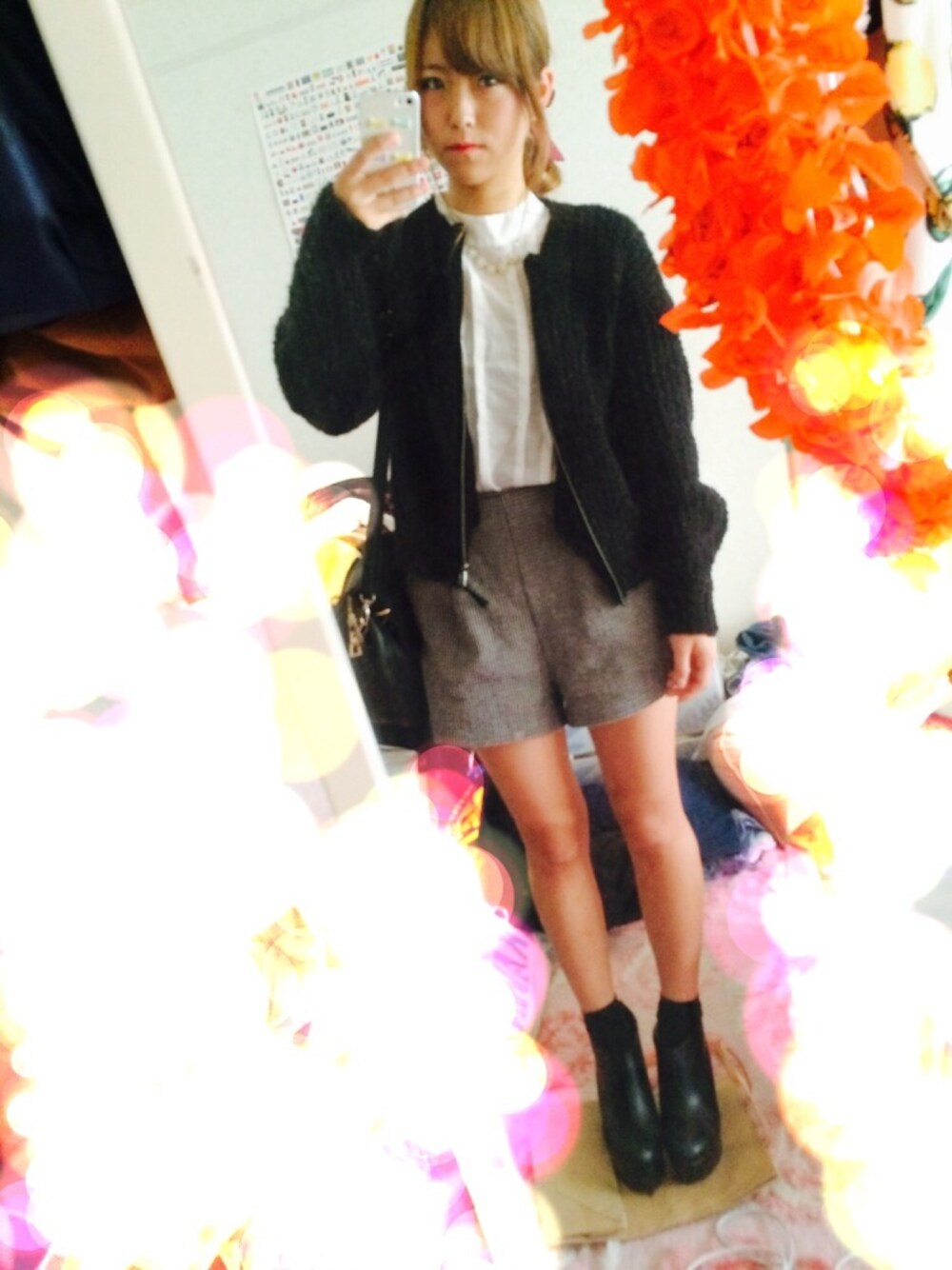 ブラック系のカーディガン/ボレロ、ホワイト系のシャツ/ブラウス、ブラック系のその他パンツを着用したレディースの秋コーディネートの1枚目の写真