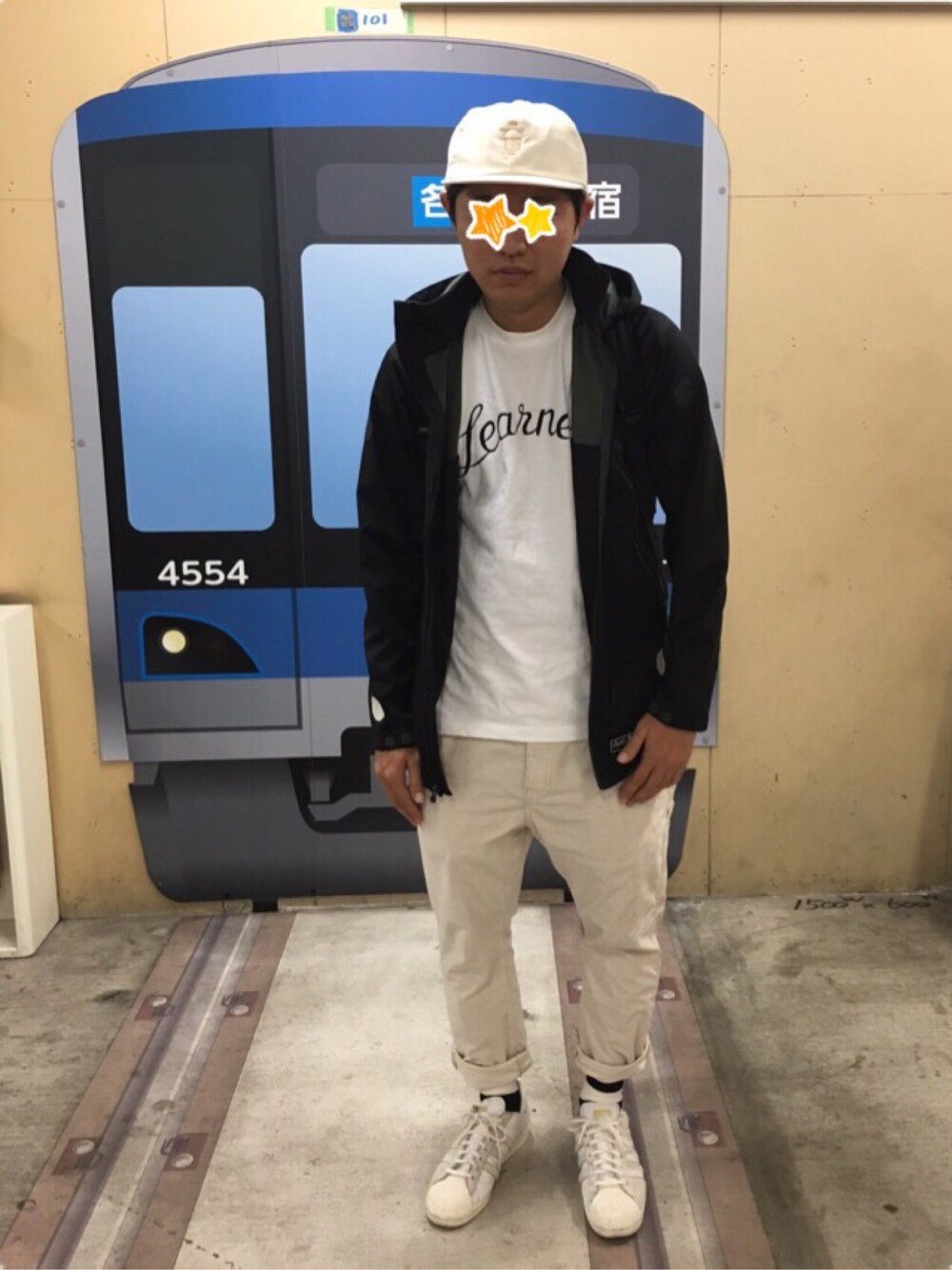 ホワイト系のその他パンツ、ホワイト系のスニーカー、ブラック系のバックパック/リュックを着用したメンズの秋コーディネートの1枚目の写真