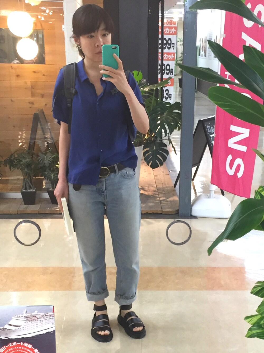 ブルー系のデニムパンツ、ブラック系のサンダル、ブルー系のシャツ/ブラウスを着用したレディースの春コーディネートの1枚目の写真