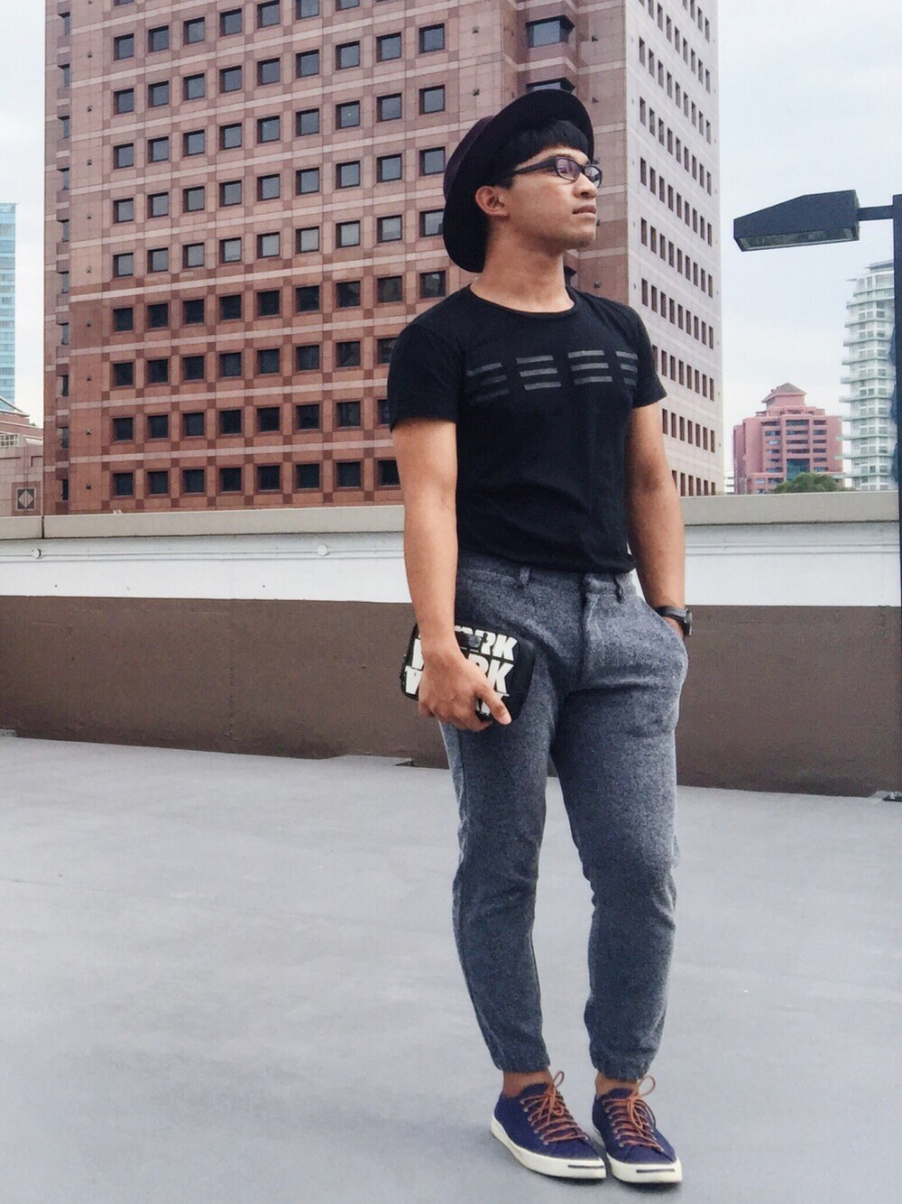 「fashion blogger、MARC BY MARC JACOBS、TOPMAN、asos、GAP、baldwin、jack purcell、Zalora、zalorasg」｜「Marc by Marc Jacobsのアイテム（クラッチバッグ、ブラック系）」を使った、Fauzi Jafferiさん（メンズ・168cm）の春コーディネートの1枚目の写真