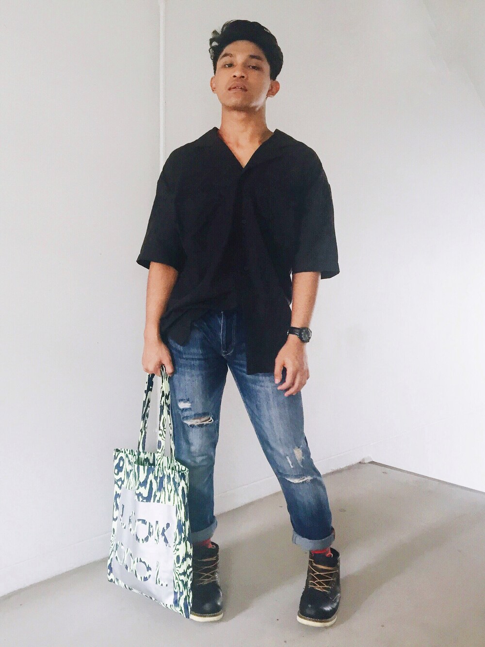 「MONKI、ZARA、H&M、studio、coachella、Zalora、zalorasg、streetfashion」｜「H&Mのアイテム（シャツ/ブラウス、ブラック系）」を使った、Fauzi Jafferiさん（メンズ・168cm）の春コーディネートの1枚目の写真