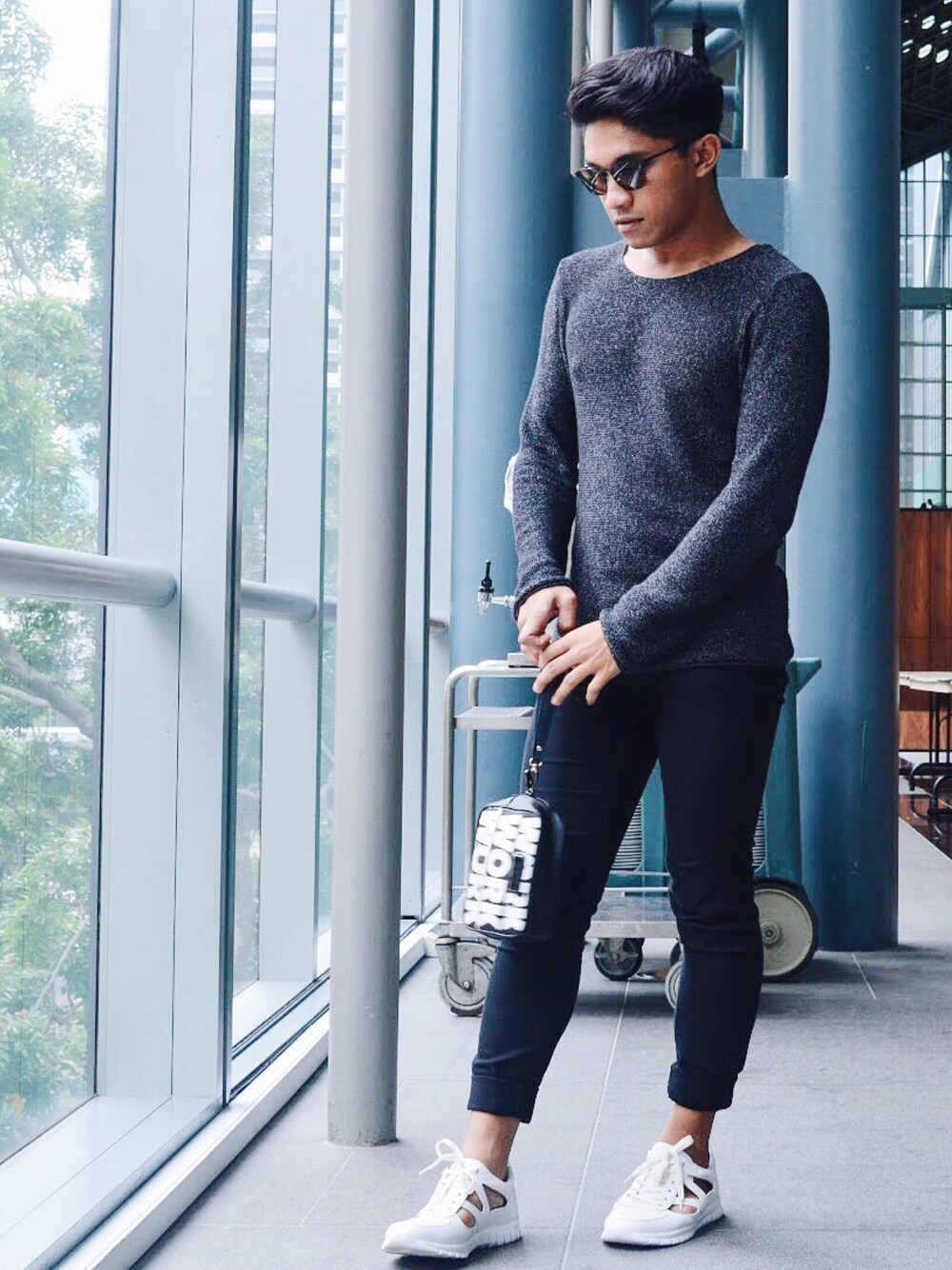 「menswear、H&M、MARC BY MARC JACOBS、sunnies studios、ZaloraxWear、zalorasg、Singapore」｜「H&Mのアイテム（ニット/セーター、グレー系）」を使った、Fauzi Jafferiさん（メンズ・168cm）の夏コーディネートの1枚目の写真