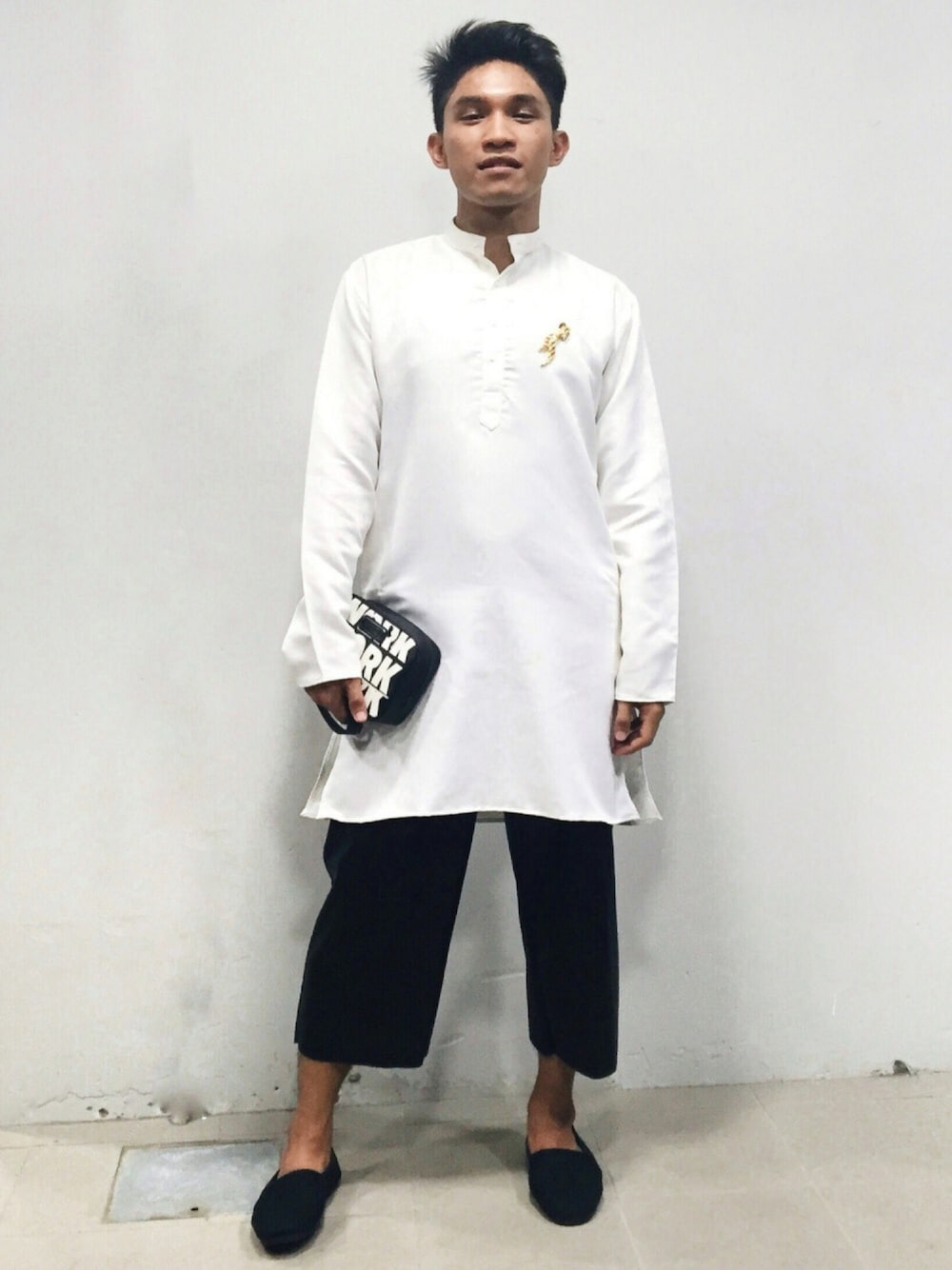 「ZaloraxWear、zalorasg、Zalora、ZALORAxWEARstylesquad、MARC BY MARC JACOBS、MONKI、Traditional、modern、wearsg」｜「Marc by Marc Jacobsのアイテム（クラッチバッグ、ブラック系）」を使った、Fauzi Jafferiさん（メンズ・168cm）の夏コーディネートの1枚目の写真