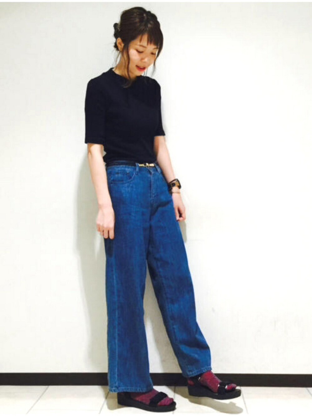 ブラック系のサンダル、ブルー系のデニムパンツ、ブラック系のトップスを着用したレディースの夏コーディネートの1枚目の写真