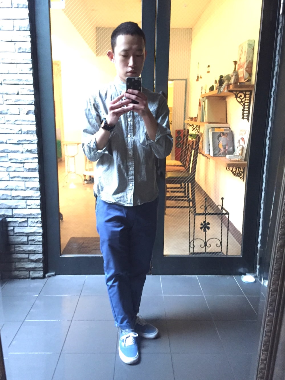 「春、シャツ、パンツ、リーバイス、VANS、シンプル、バレンタイン、美容師、BLUETOMATO、坊主」｜「無印良品のアイテム（シャツ/ブラウス、グレー系）」を使った、takahiro_btさん（メンズ・170cm）の冬コーディネートの1枚目の写真