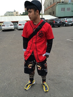 「STUSSY（ステューシー）のアイテム（ジャージ）」を使った、張源伯さん（メンズ・169cm）の夏コーディネート