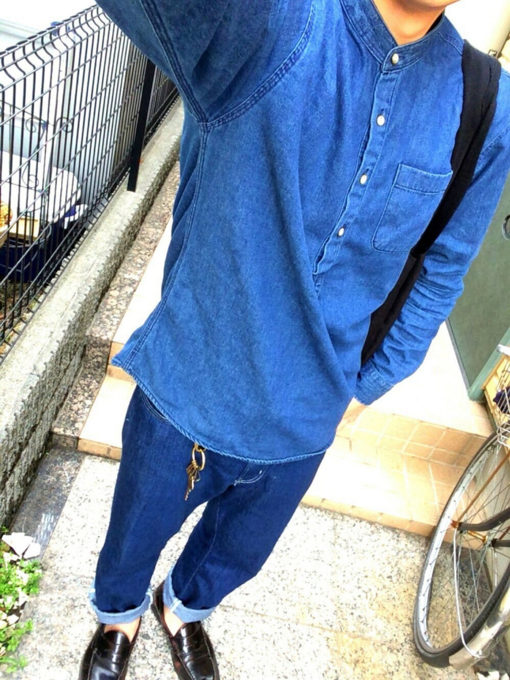 「デニム、デニムオンデニム、ローファー、春コーデ、古着コーデ、ハンチング」｜「古着のアイテム（シャツ/ブラウス、ブルー系）」を使った、Kenjiさん（メンズ・174cm）の春コーディネートの1枚目の写真