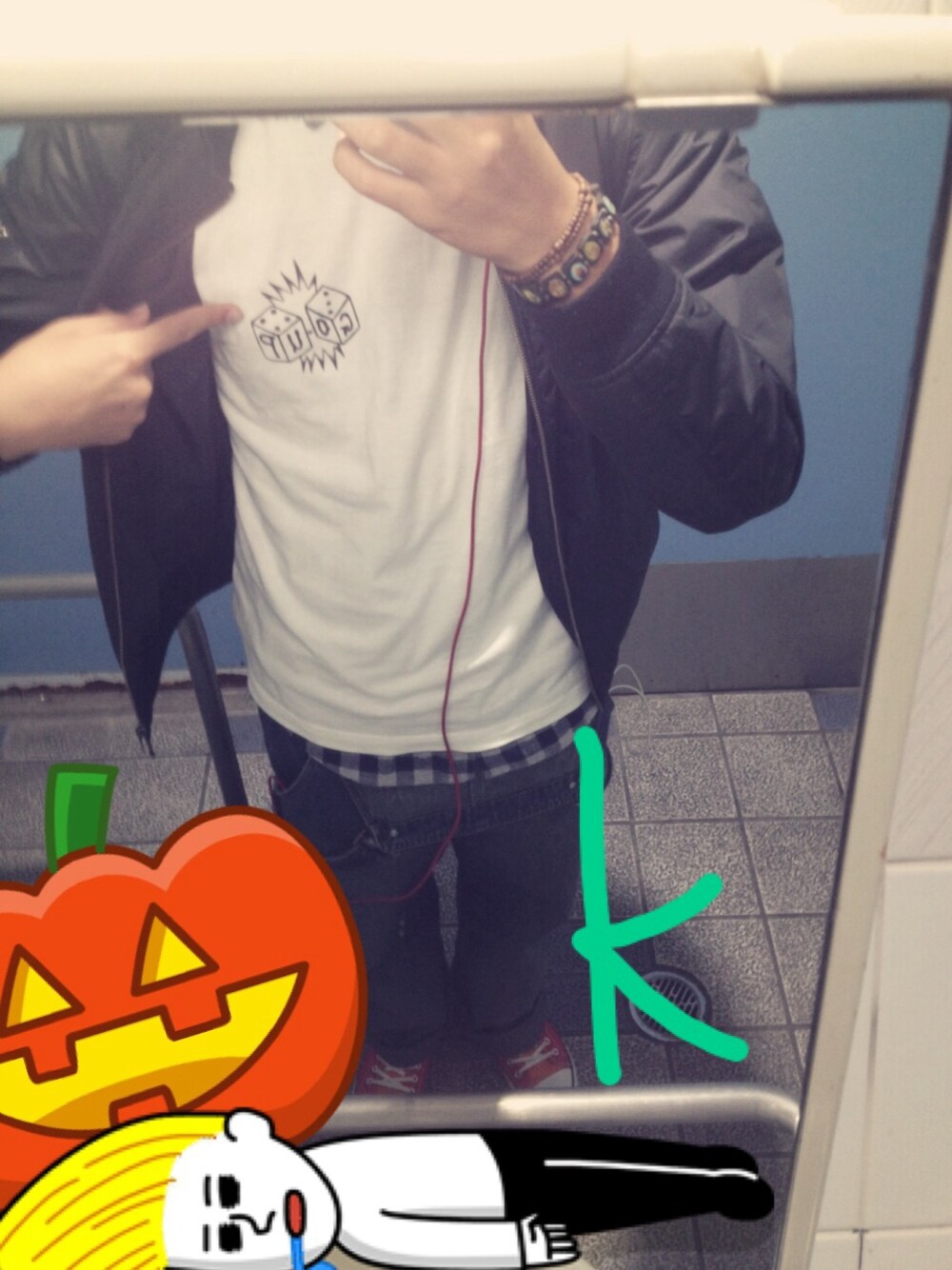 「オーバーオール、大学生、Geeked up、UNIQLO、rock、お菓子大好き」｜「Geeked upのGeeked up（Tシャツ/カットソー、ホワイト系）」を使った、ｷ ﾖ ｼさん（メンズ・184cm）の秋コーディネートの1枚目の写真