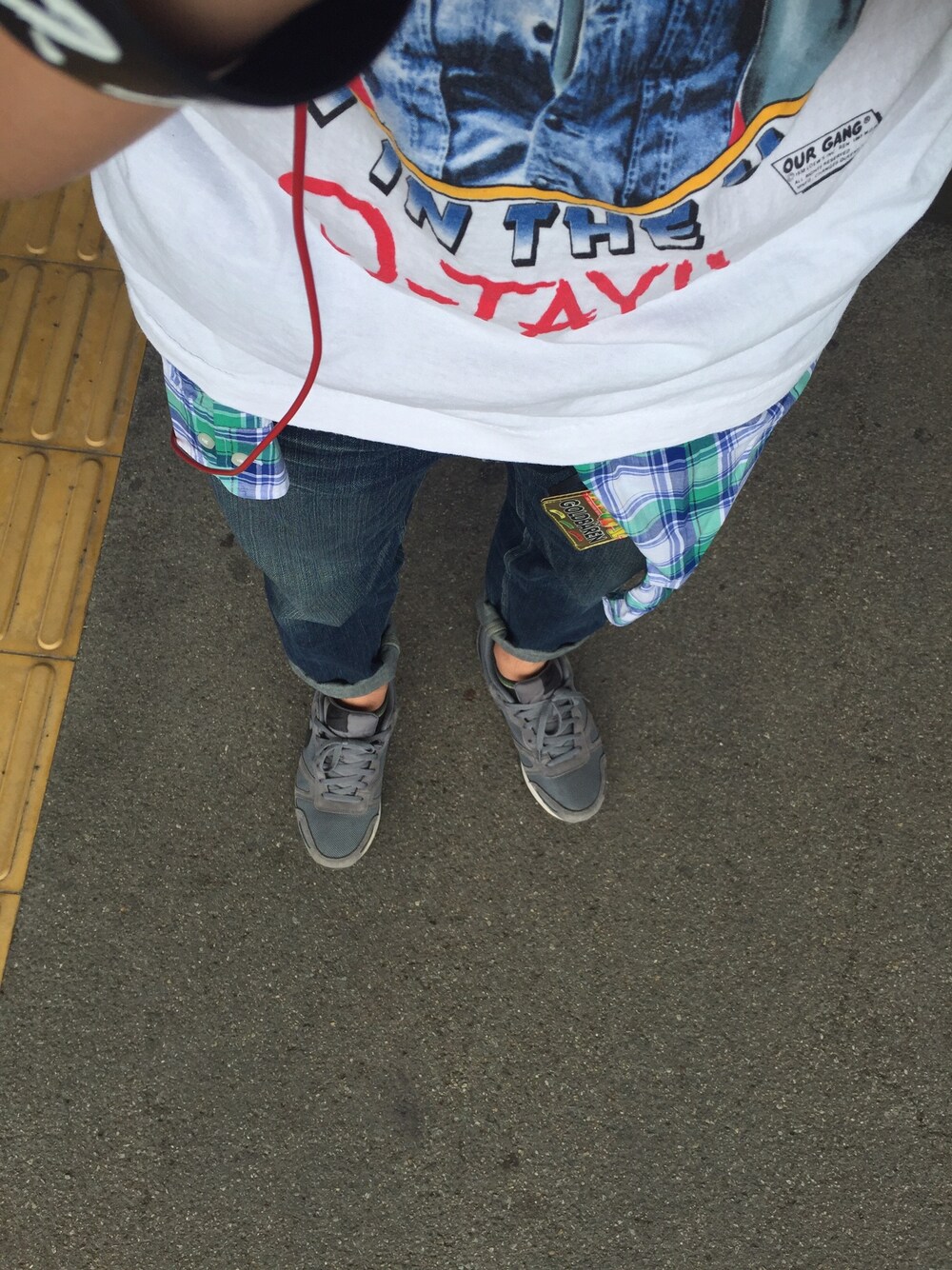 「Tシャツ、チェックシャツ」｜「no brandのアイテム（Tシャツ/カットソー、ホワイト系）」を使った、ｷ ﾖ ｼさん（メンズ・185cm）の春コーディネートの1枚目の写真