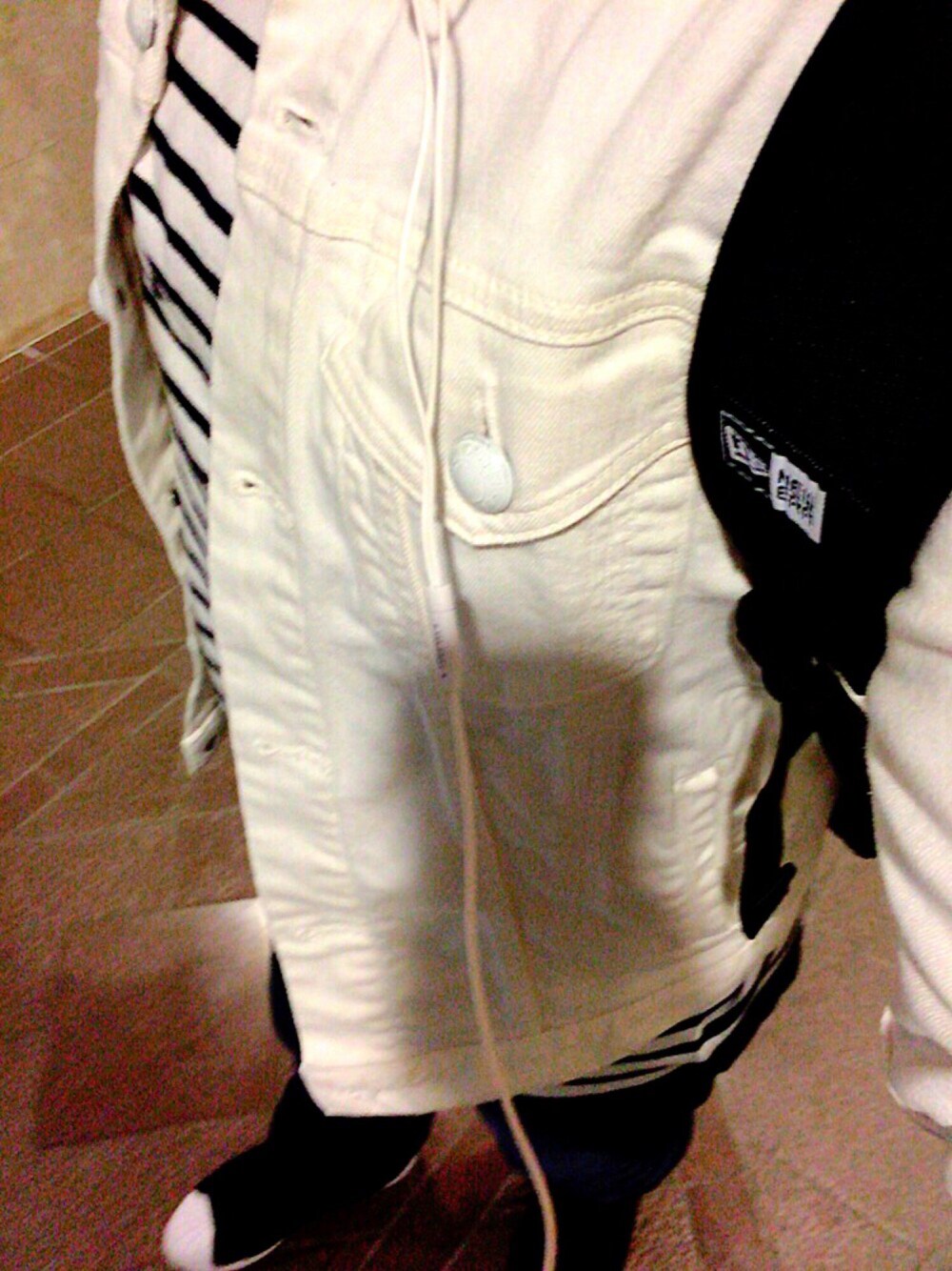 ホワイト系のTシャツ/カットソー、ホワイト系のデニムジャケット、ブルー系のデニムパンツを着用したメンズの春コーディネートの1枚目の写真