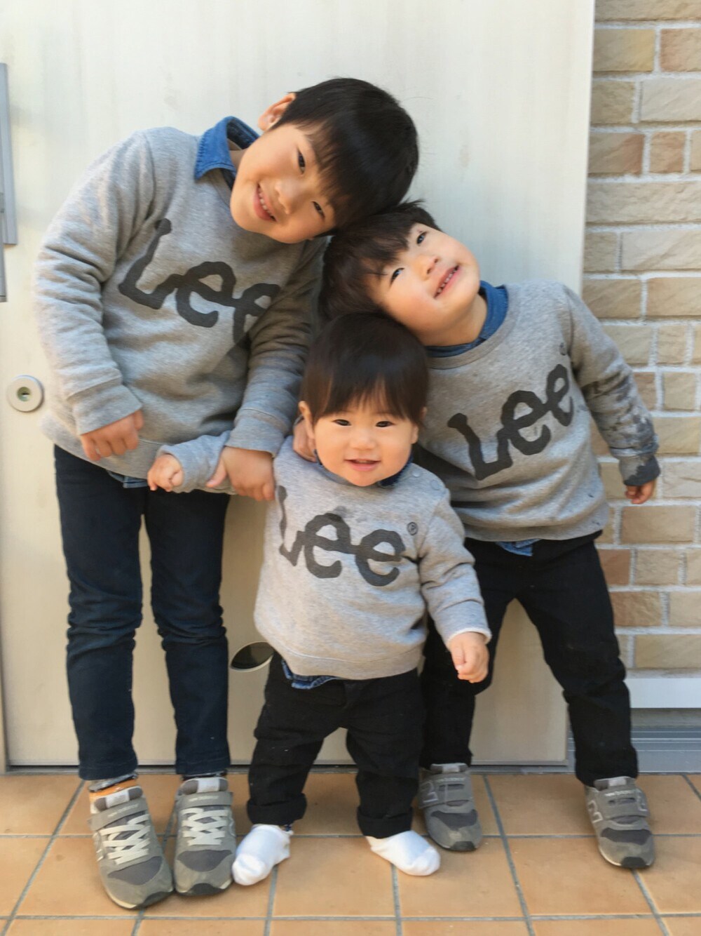 「キッズコーデ、兄弟コーディネート、お揃い、LEE、デニムシャツ、スウェット、三兄弟」｜「LeeのLeeロゴ【裏起毛】　プルオーバー（スウェット、グレー系）」を使った、tⅲ♥︎brothersさん（キッズ・90cm）の冬コーディネートの1枚目の写真