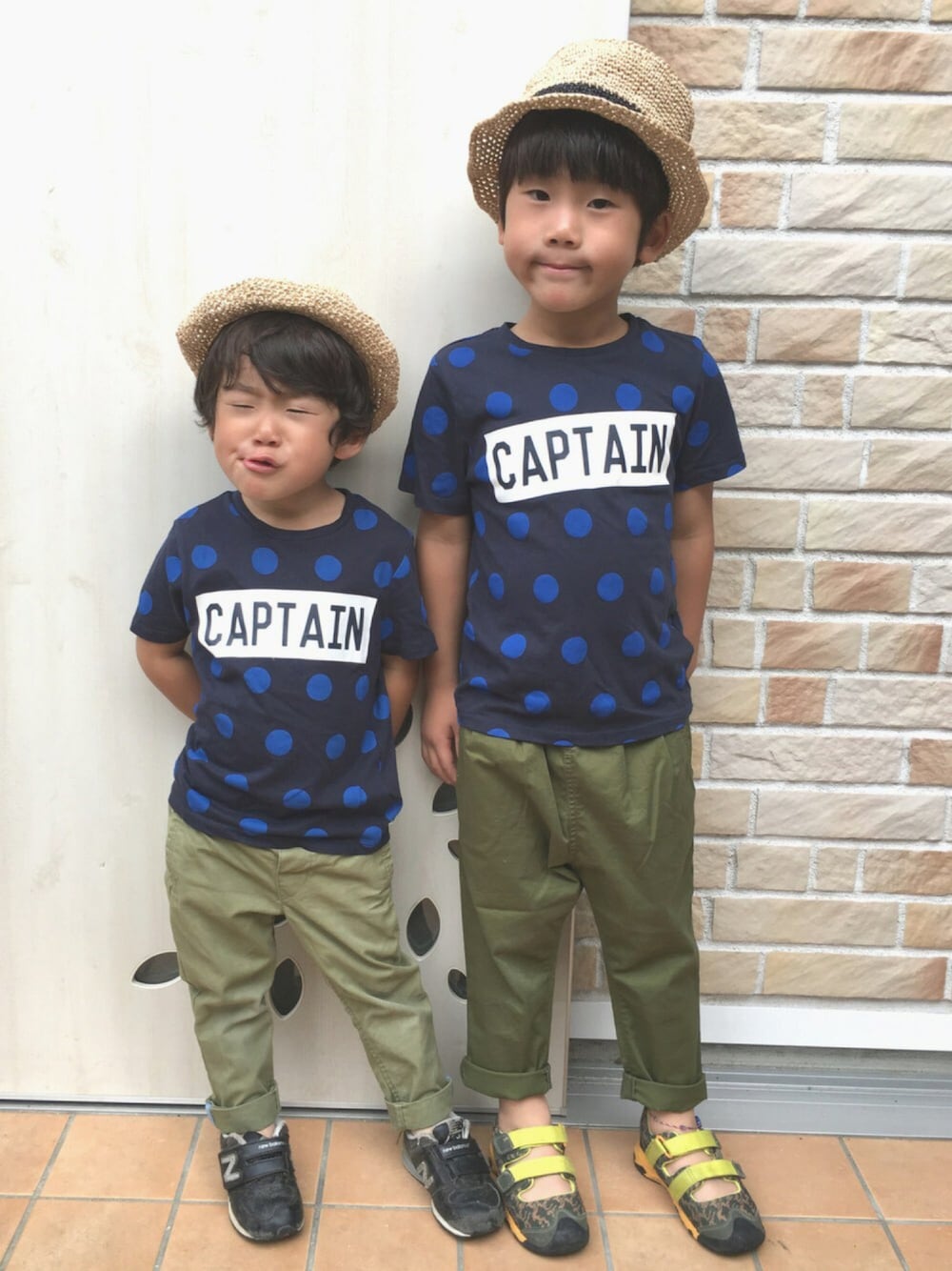 ブルー系のTシャツ/カットソー、グリーン系のその他パンツ、イエロー系のサンダルを着用したキッズの夏コーディネートの1枚目の写真