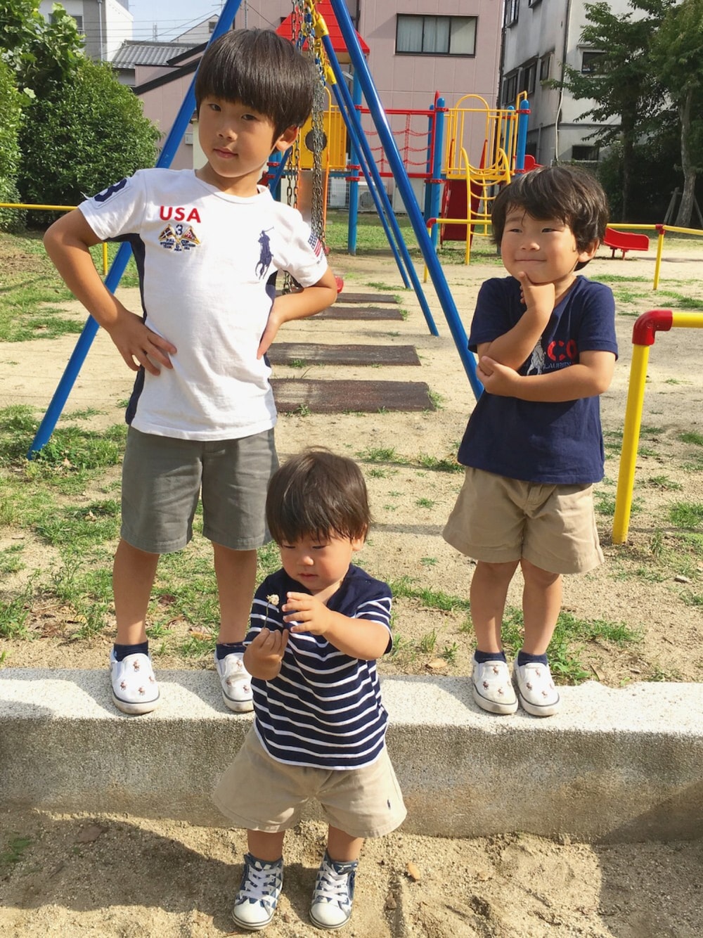 「ラルフローレン、Tシャツ、短パン、ネイビー×ホワイト、ボーダー、三兄弟、公園、兄弟コーディネート、リンクコーデ」｜「RALPH LAURENのアイテム（Tシャツ/カットソー、ホワイト系）」を使った、tⅲ♥︎brothersさん（キッズ・70cm）の夏コーディネートの1枚目の写真