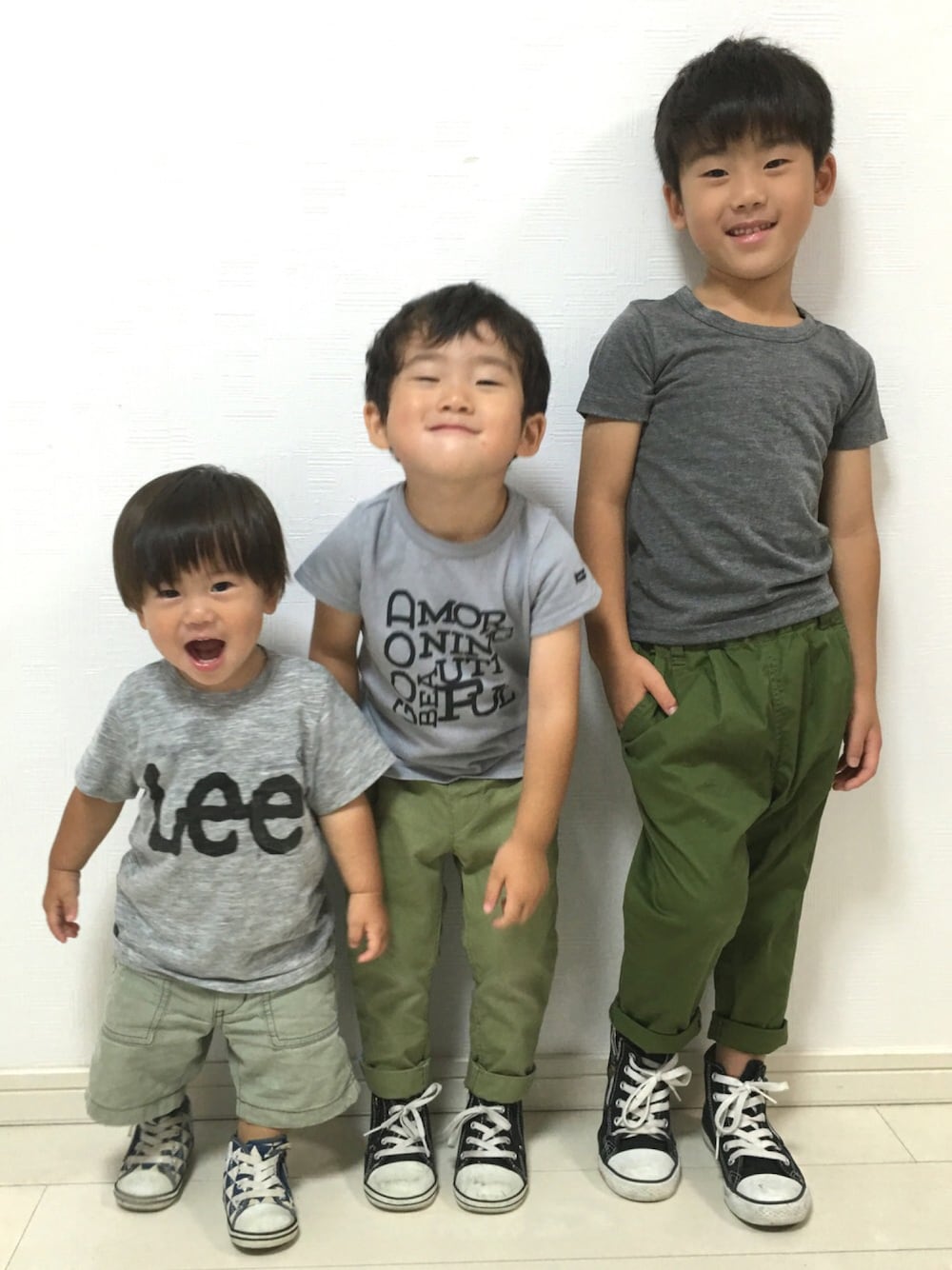 グレー系のTシャツ/カットソー、グレー系のTシャツ/カットソー、ブルー系のスニーカーを着用したキッズの夏コーディネートの1枚目の写真