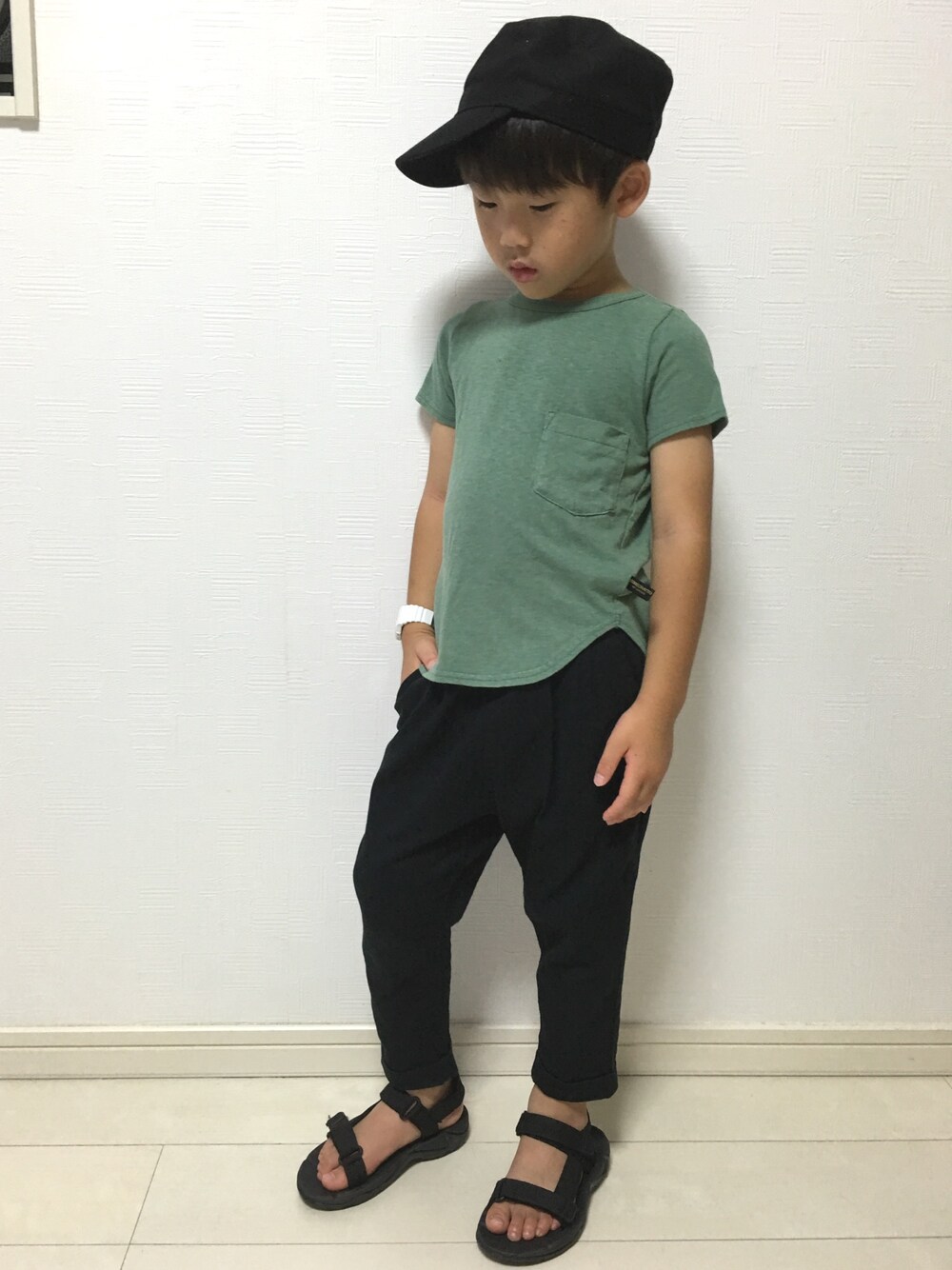 グリーン系のTシャツ/カットソー、ブラック系のその他パンツ、ブラック系のサンダルを着用したキッズの夏コーディネートの1枚目の写真