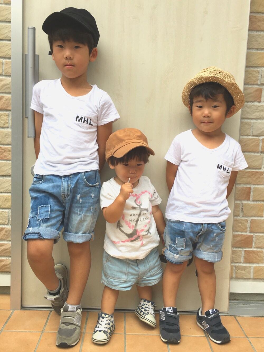 「キッズコーデ、三兄弟、お揃い、リンクコーデ、ハンドメイド、パッチワークデニム、短パン、ニューバランス」｜「Handmadeのアイテム（Tシャツ/カットソー、ホワイト系）」を使った、tⅲ♥︎brothersさん（キッズ・110cm）の夏コーディネートの1枚目の写真