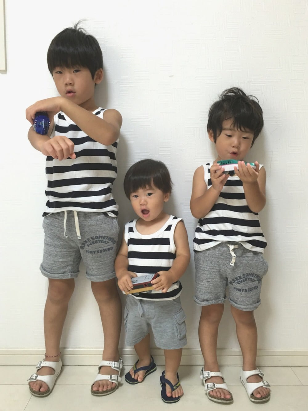 「キッズコーデ、シンプルコーデ、ボーダー、しましま、タンクトップ、スウェットパンツ、短パン、サンダル、三兄弟、お揃い」｜「無印良品のアイテム（タンクトップ、ホワイト系）」を使った、tⅲ♥︎brothersさん（キッズ・110cm）の夏コーディネートの1枚目の写真
