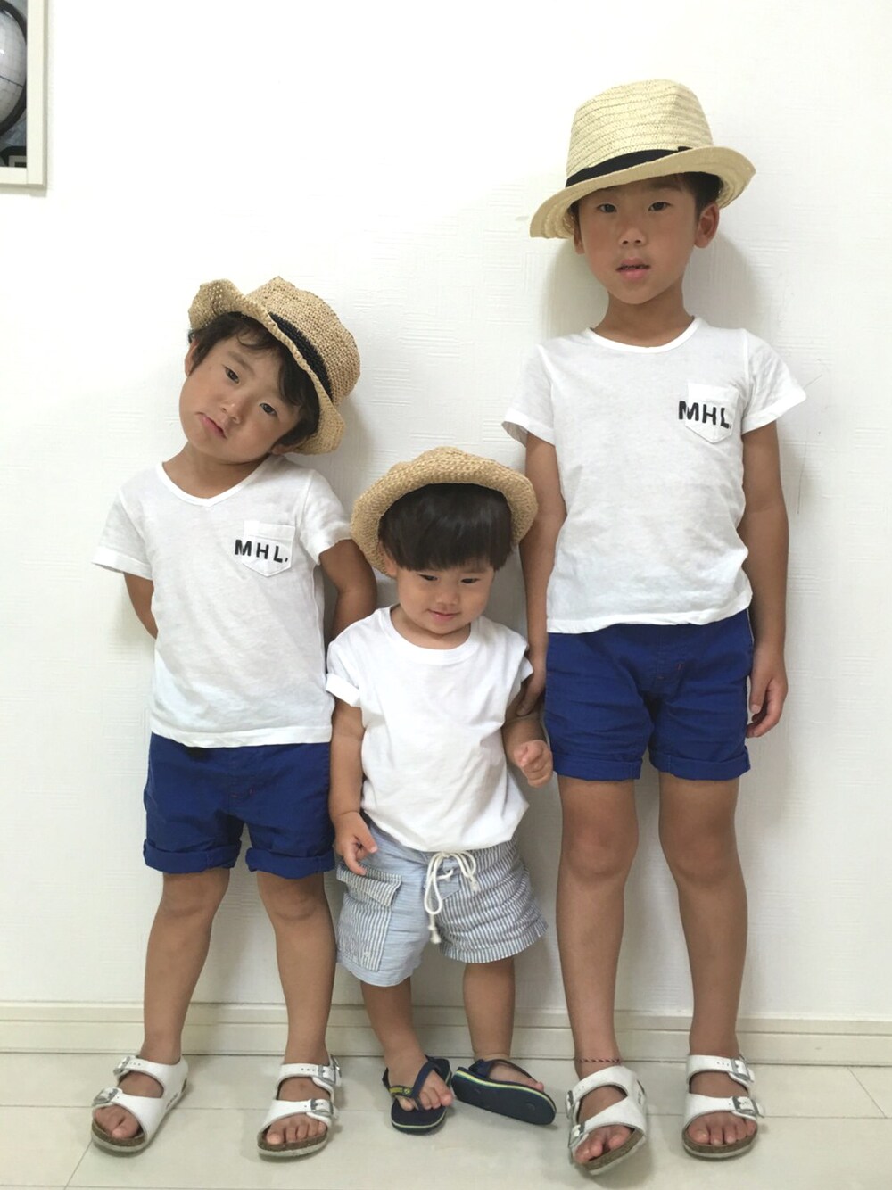ホワイト系のTシャツ/カットソー、ブルー系のその他パンツ、ホワイト系のサンダルを着用したキッズの夏コーディネートの1枚目の写真