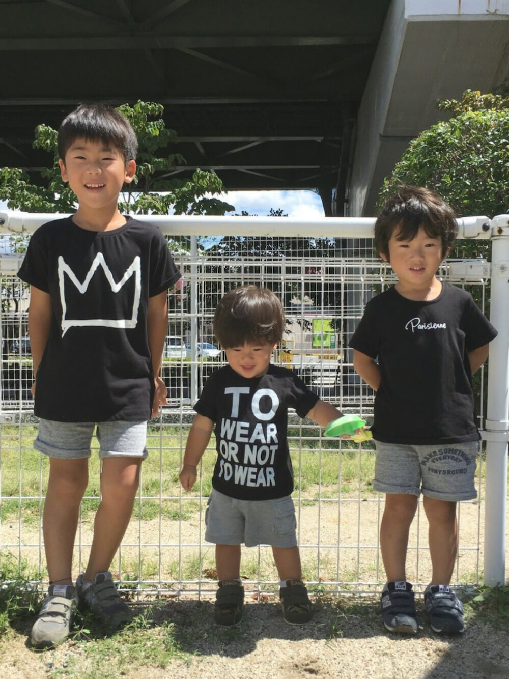 「キッズコーデ、三兄弟、おとこのこ、カラーリンク、リンクコーデ、ブラック×グレー、スウェット、短パン、ニューバランス」｜「COMECHATTO&CLOSETのLITTLE ELEVEN PARIS CROWN 半袖Tシャツ（Tシャツ/カットソー、ブラック系）」を使った、tⅲ♥︎brothersさん（キッズ・110cm）の秋コーディネートの1枚目の写真