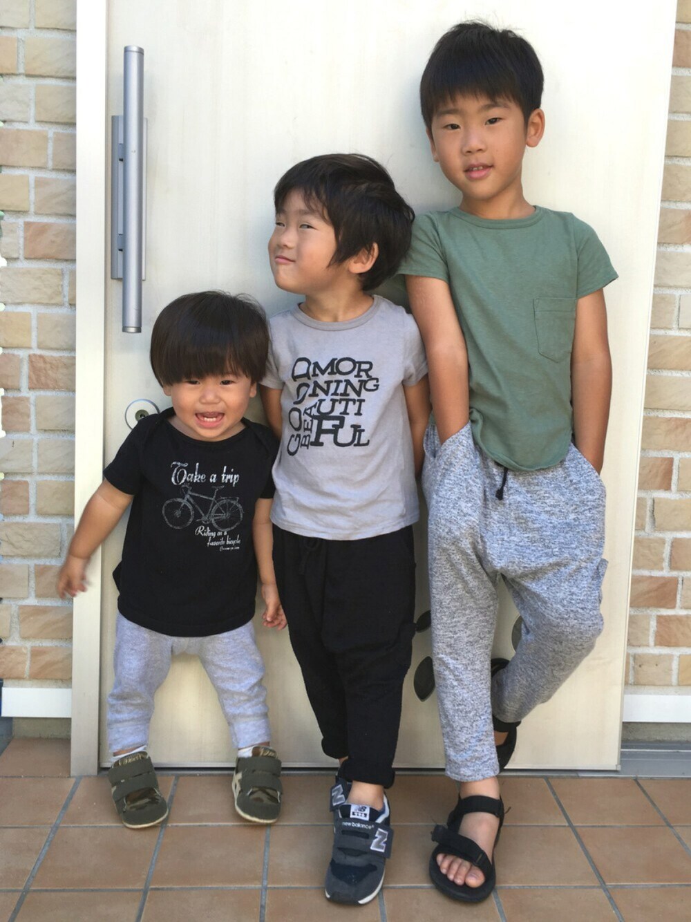 「三兄弟、リンクコーデ、キッズコーデ、サルエルパンツ、黒×グレー、カーキ×黒、スポーツサンダル、ニューバランス」｜「COMME CA DU MODEのアイテム（Tシャツ/カットソー、ブラック系）」を使った、tⅲ♥︎brothersさん（キッズ・110cm）の秋コーディネートの1枚目の写真