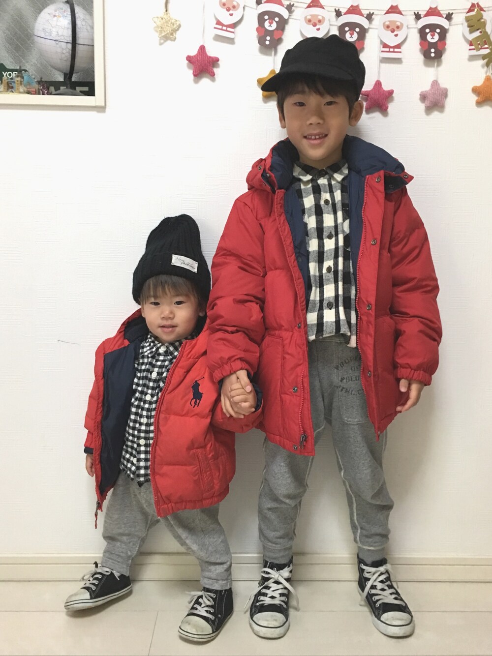 ブラック系のシャツ/ブラウス、グレー系のパンツ、レッド系のダウンジャケット/コートを着用したキッズの冬コーディネートの1枚目の写真