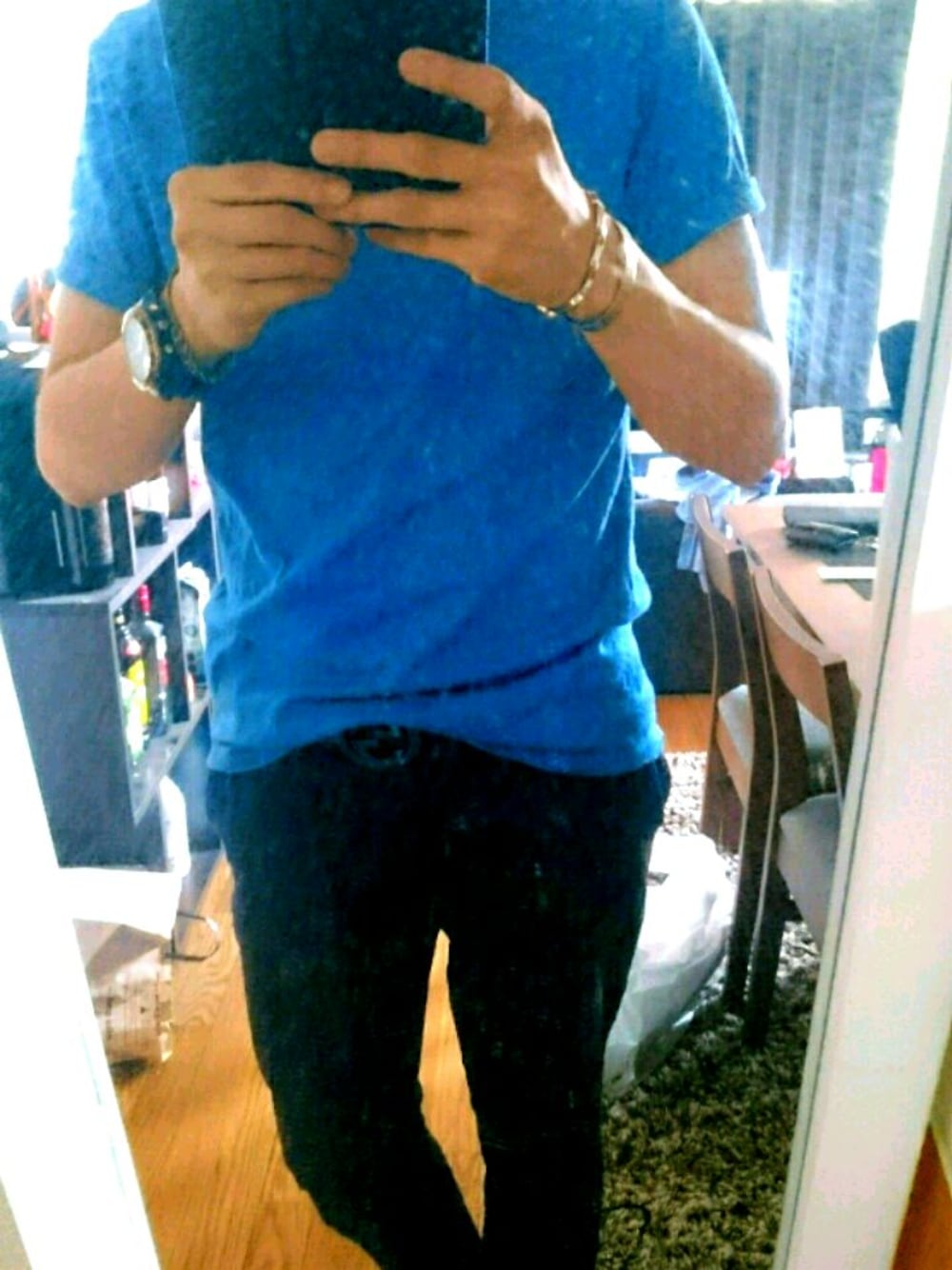 ブルー系のTシャツ/カットソー、ブラック系のその他パンツ、シルバー系のバングル/リストバンドを着用したメンズの夏コーディネートの1枚目の写真