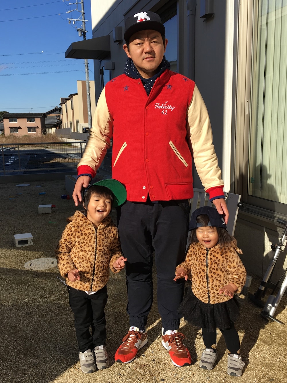 「kids、3歳、2歳、スニーカー、New Balance、996、親子コーデ、76、CAP、レオパード」｜「WHIZLIMITEDのWHIZ LIMITED×New Era 9FIFTY 76 CAP（キャップ、ブルー系）」を使った、sjiさん（キッズ・90cm）の冬コーディネートの1枚目の写真
