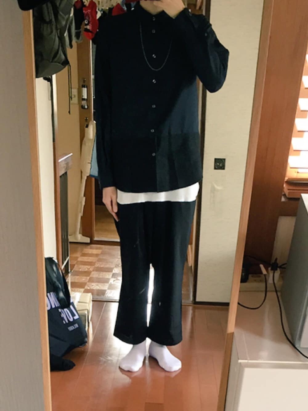 ブルー系のシャツ/ブラウス、ブラック系のその他パンツ、グレー系のネックレスを着用したメンズの夏コーディネートの1枚目の写真