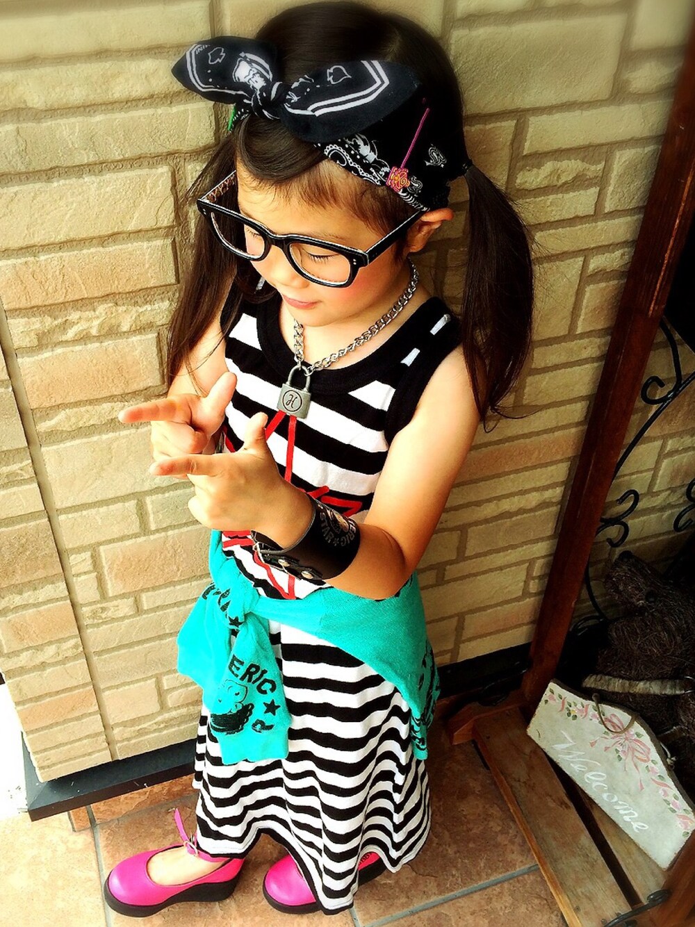 ホワイト系のワンピース、ブラック系のカーディガン/ボレロ、ピンク系のパンプスを着用したキッズの夏コーディネートの1枚目の写真