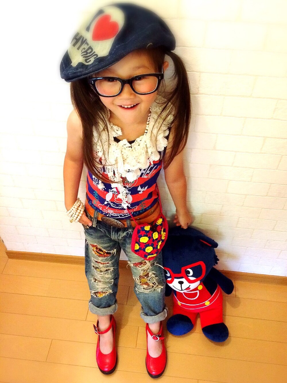 ブルー系のタンクトップ、ブルー系のデニムパンツ、レッド系のパンプスを着用したキッズの夏コーディネートの1枚目の写真