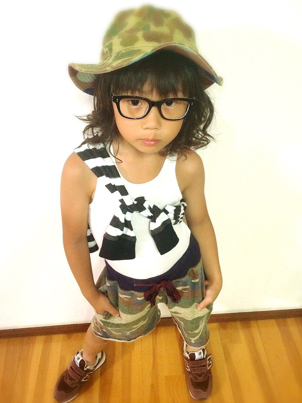 ホワイト系のカーディガン/ボレロ、グリーン系のその他パンツ、レッド系のスニーカーを着用したキッズの夏コーディネートの1枚目の写真