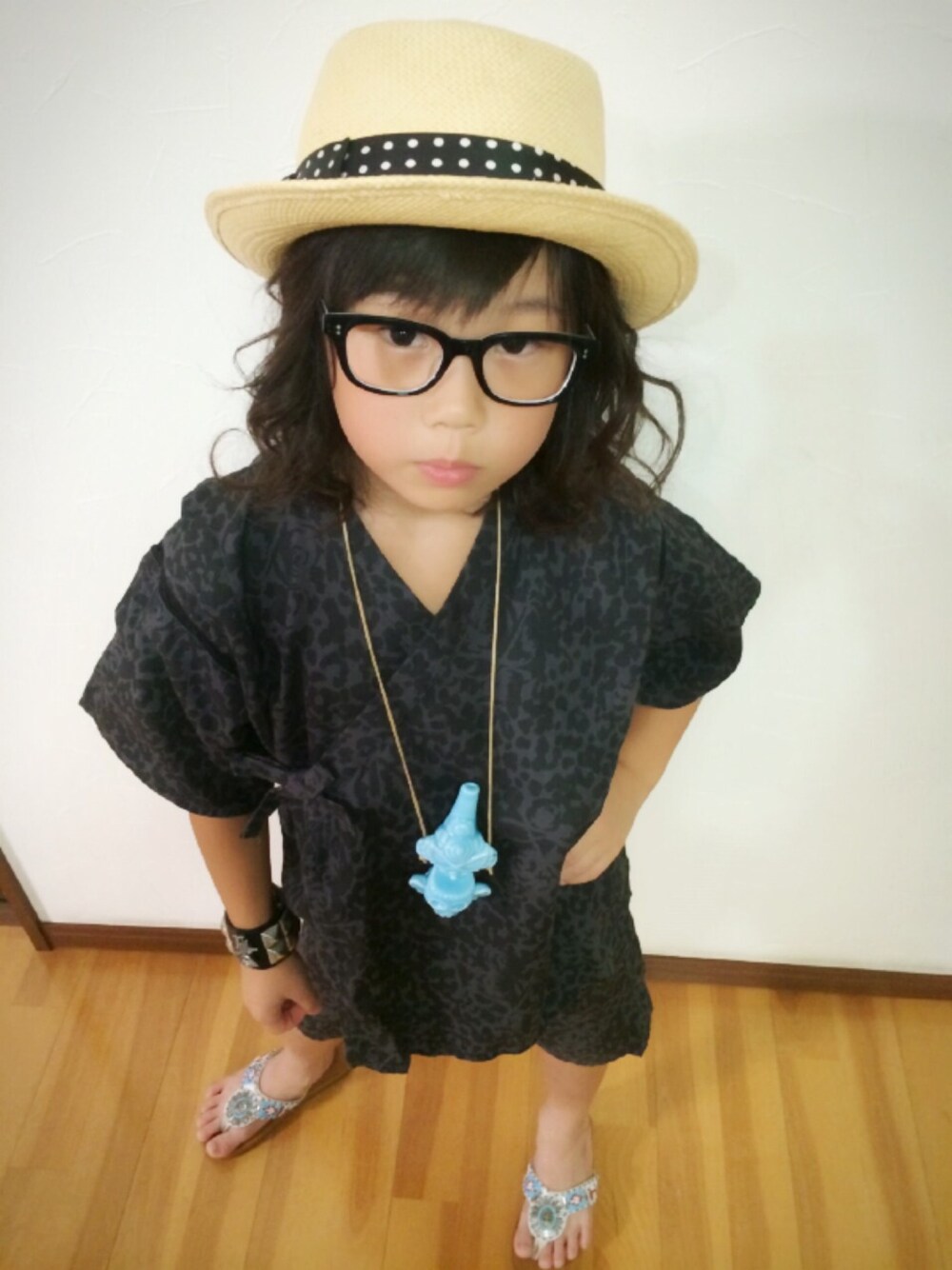ブラウン系のサンダル、ブラック系の浴衣、ベージュ系のハットを着用したキッズの夏コーディネートの1枚目の写真