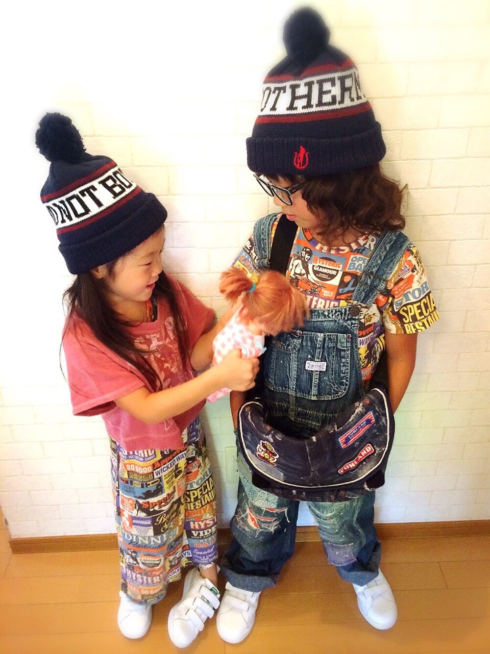 その他のTシャツ/カットソー、レッド系のスウェット、その他のワンピースを着用したキッズの秋コーディネートの1枚目の写真