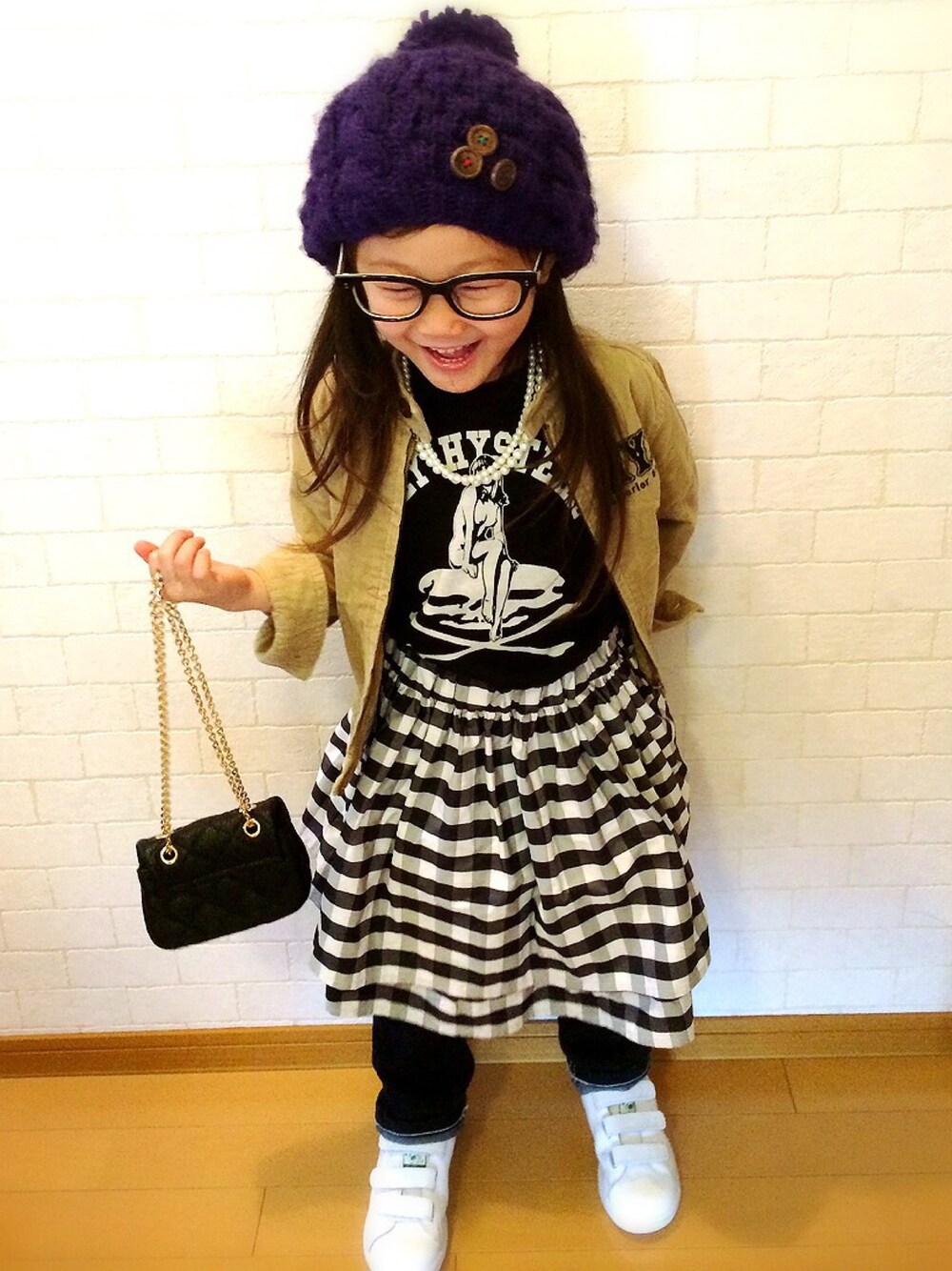 ベージュ系のブルゾン、ブラック系のTシャツ/カットソー、その他のスカートを着用したキッズの秋コーディネートの1枚目の写真