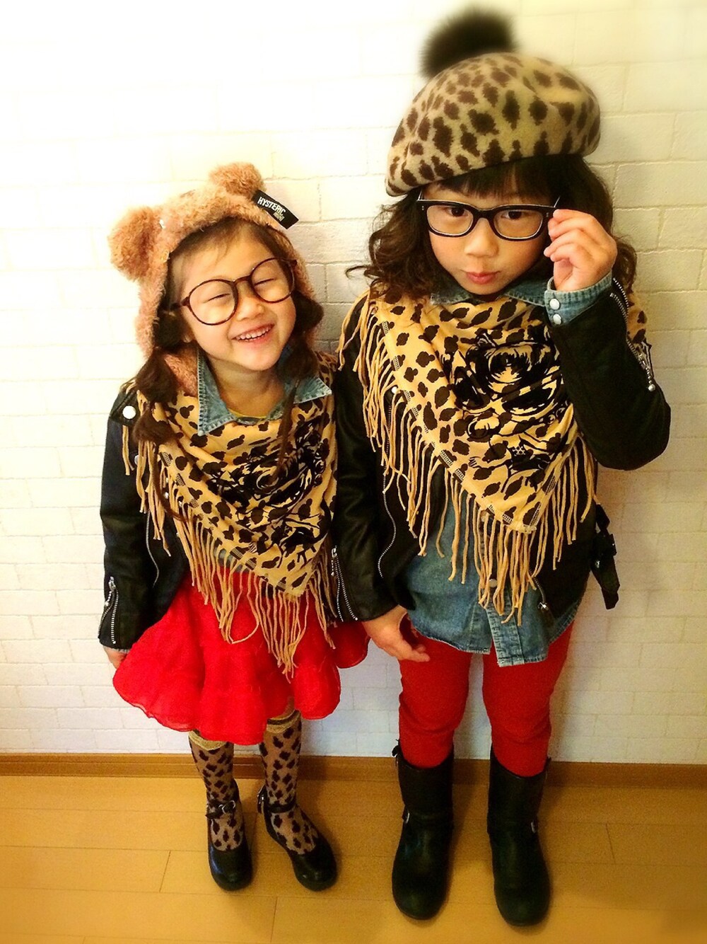 ブラック系のライダースジャケット、ブルー系のシャツ/ブラウス、レッド系のその他パンツを着用したキッズの秋コーディネートの1枚目の写真