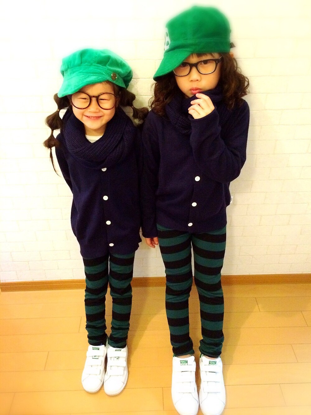 ブルー系のカーディガン/ボレロ、ホワイト系のTシャツ/カットソー、ホワイト系のTシャツ/カットソーを着用したキッズの冬コーディネートの1枚目の写真