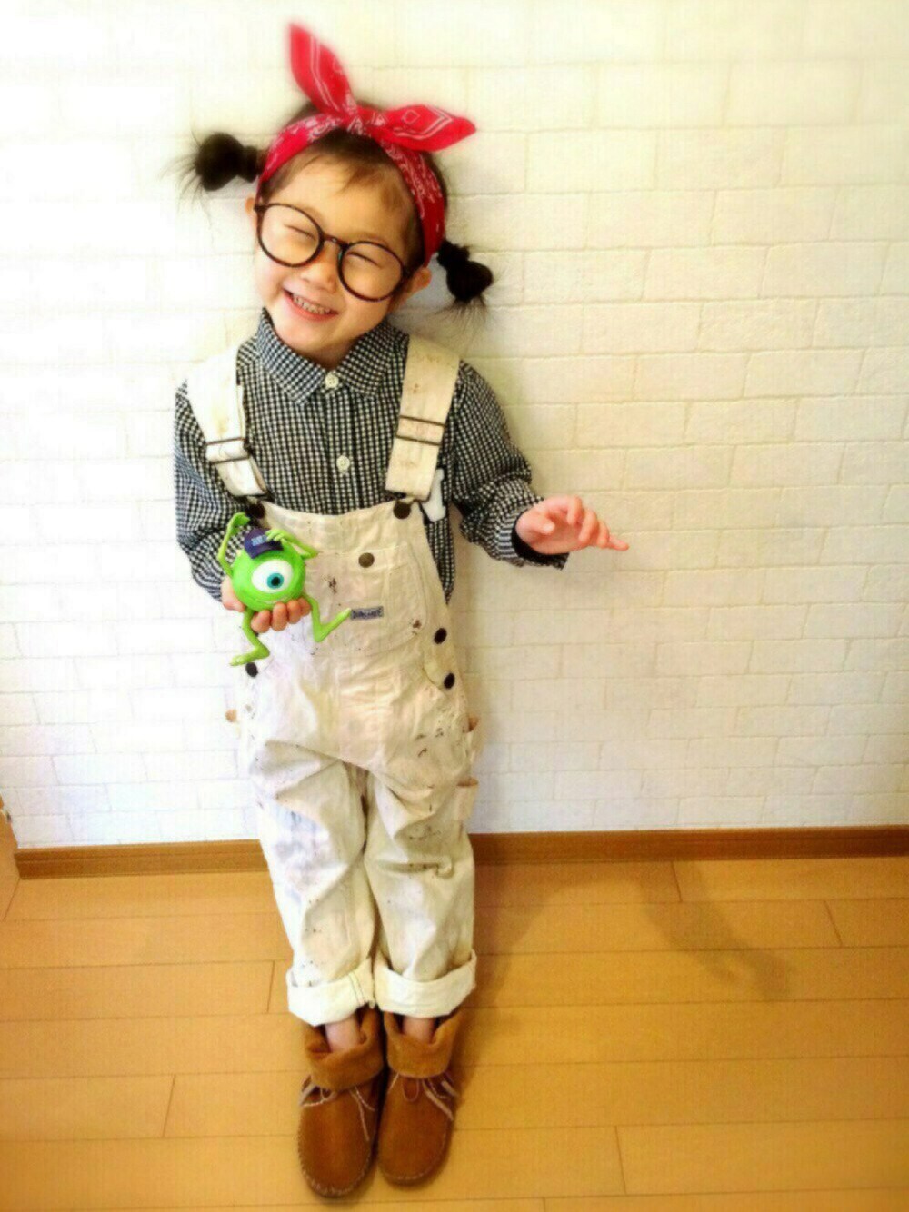 その他のシャツ/ブラウス、ホワイト系のサロペット/オーバーオール、ブラウン系のブーツを着用したキッズの春コーディネートの1枚目の写真