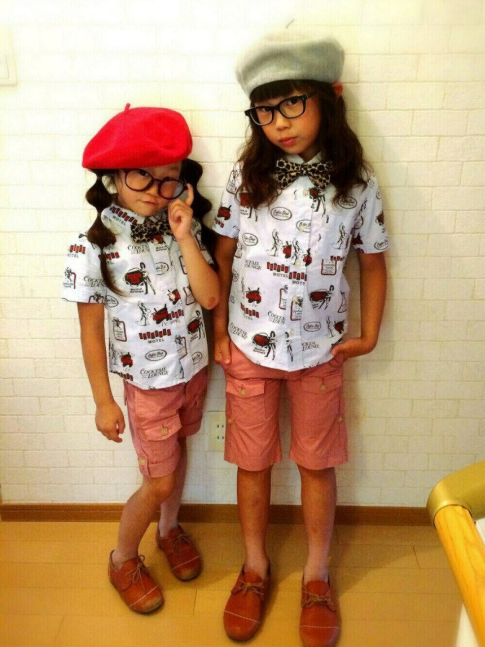 ブルー系のシャツ/ブラウス、ピンク系のその他パンツ、ブラウン系のその他シューズを着用したキッズの夏コーディネートの1枚目の写真