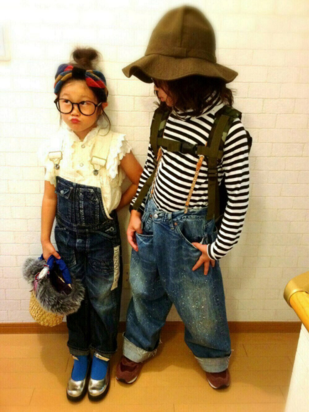 ブラック系のTシャツ/カットソー、グリーン系のバックパック/リュック、レッド系のスニーカーを着用したキッズの秋コーディネートの1枚目の写真