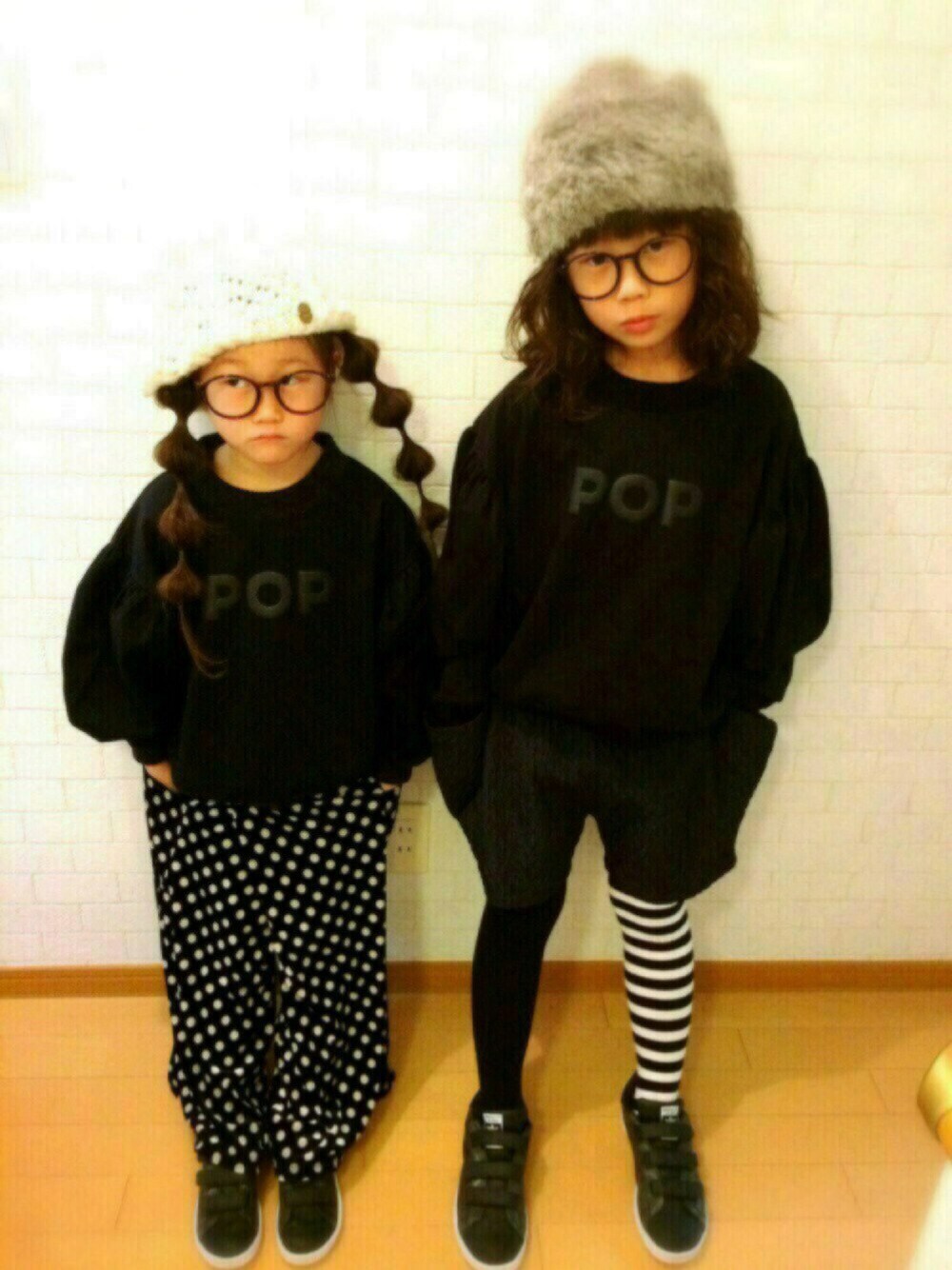 ブラック系のその他パンツ、ブラック系のスニーカー、ブラック系のパンツを着用したキッズの秋コーディネートの1枚目の写真