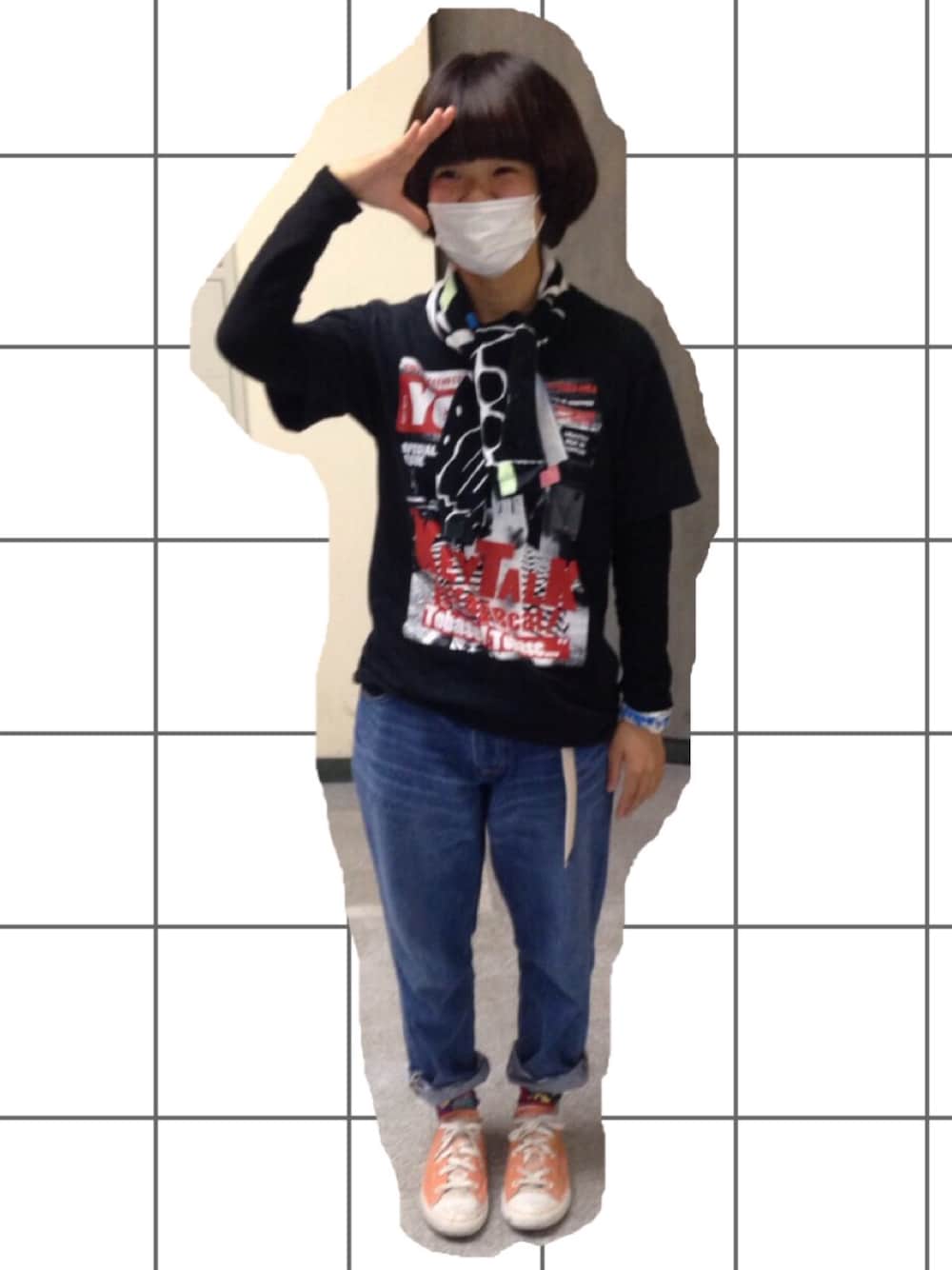 ブラック系のTシャツ/カットソー、ブルー系のデニムパンツ、オレンジ系のスニーカーを着用したレディースの秋コーディネートの1枚目の写真