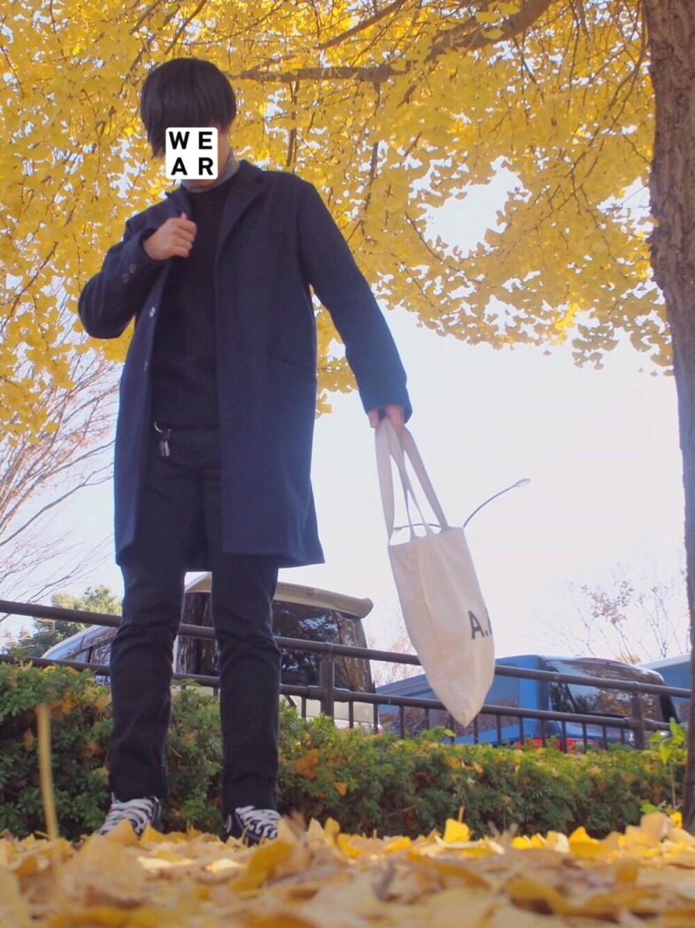 「チェスターコート、SEVENDAYS＝SUNDAY、ニット、UNIQLO、URBAN RESEARCH、黒スキニー、GU、converse、A.P.C.」｜「A.P.C.のアイテム（クラッチバッグ、ホワイト系）」を使った、おじま。さん（メンズ・178cm）の冬コーディネートの1枚目の写真